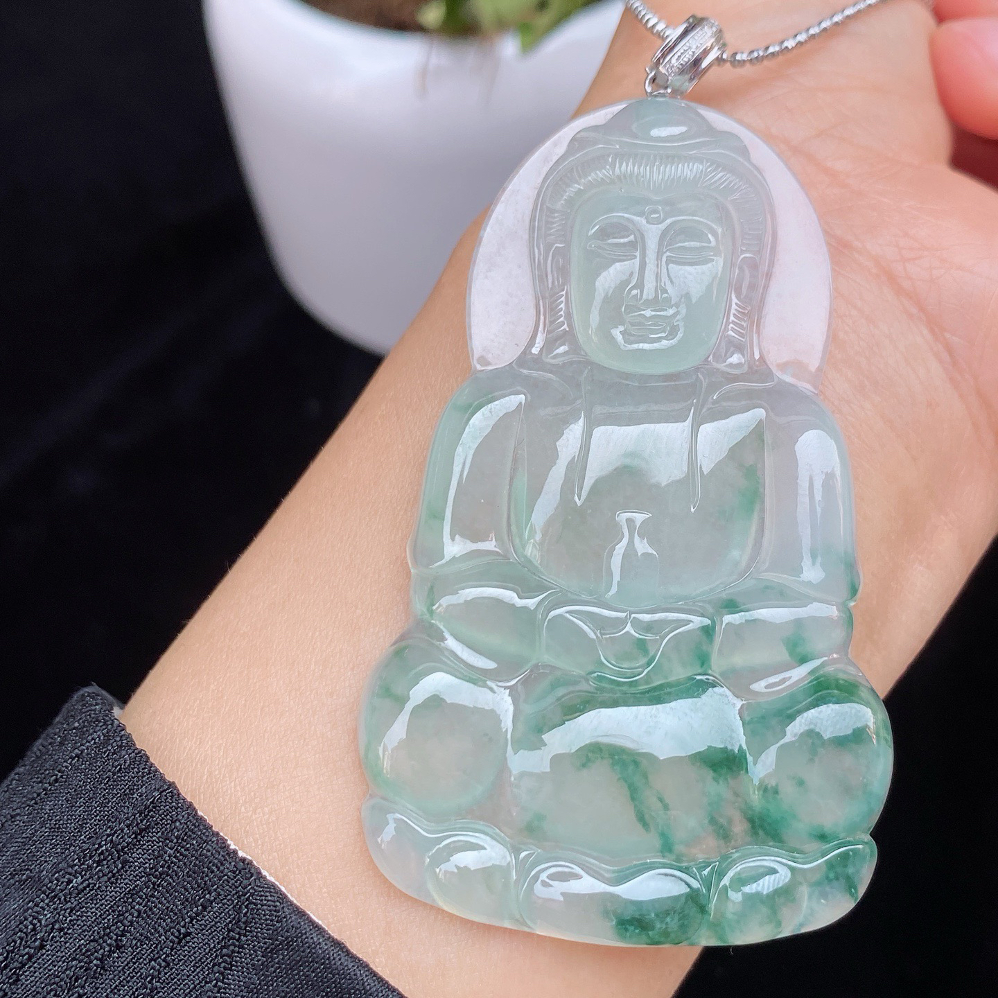 冰飘花观音吊坠 
冰透种好 飘蓝绿花
饱满厚装 雕工精细
18k金镶嵌 高性价比‼️
尺寸如图一 