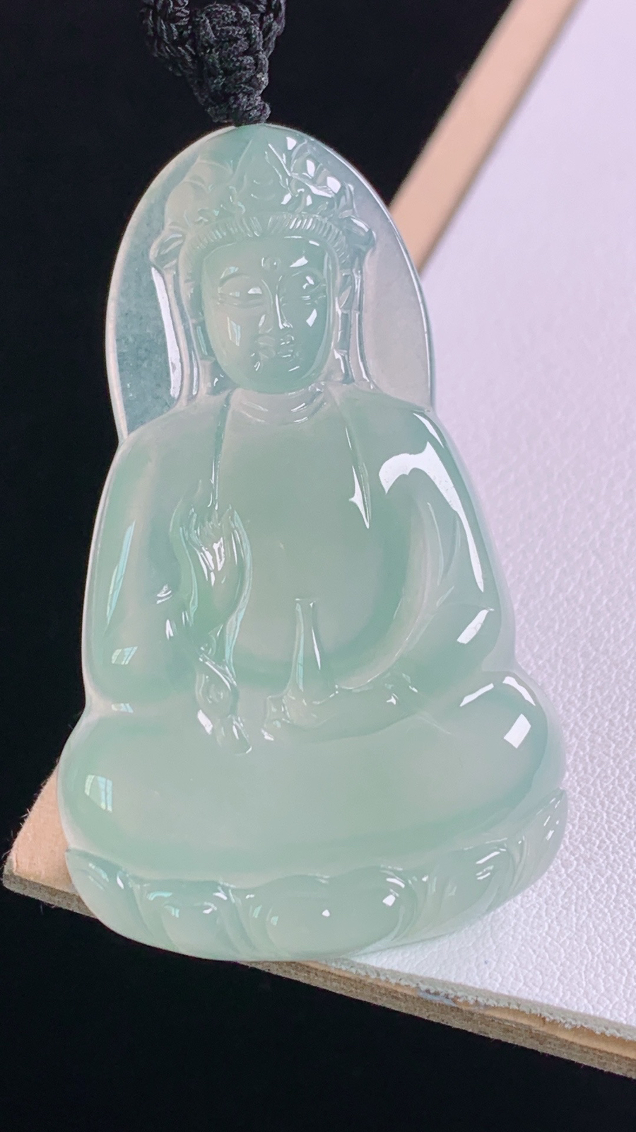 冰种观音
冰润荧光，清透细腻
尺寸:52.1-32.1-5.8mm