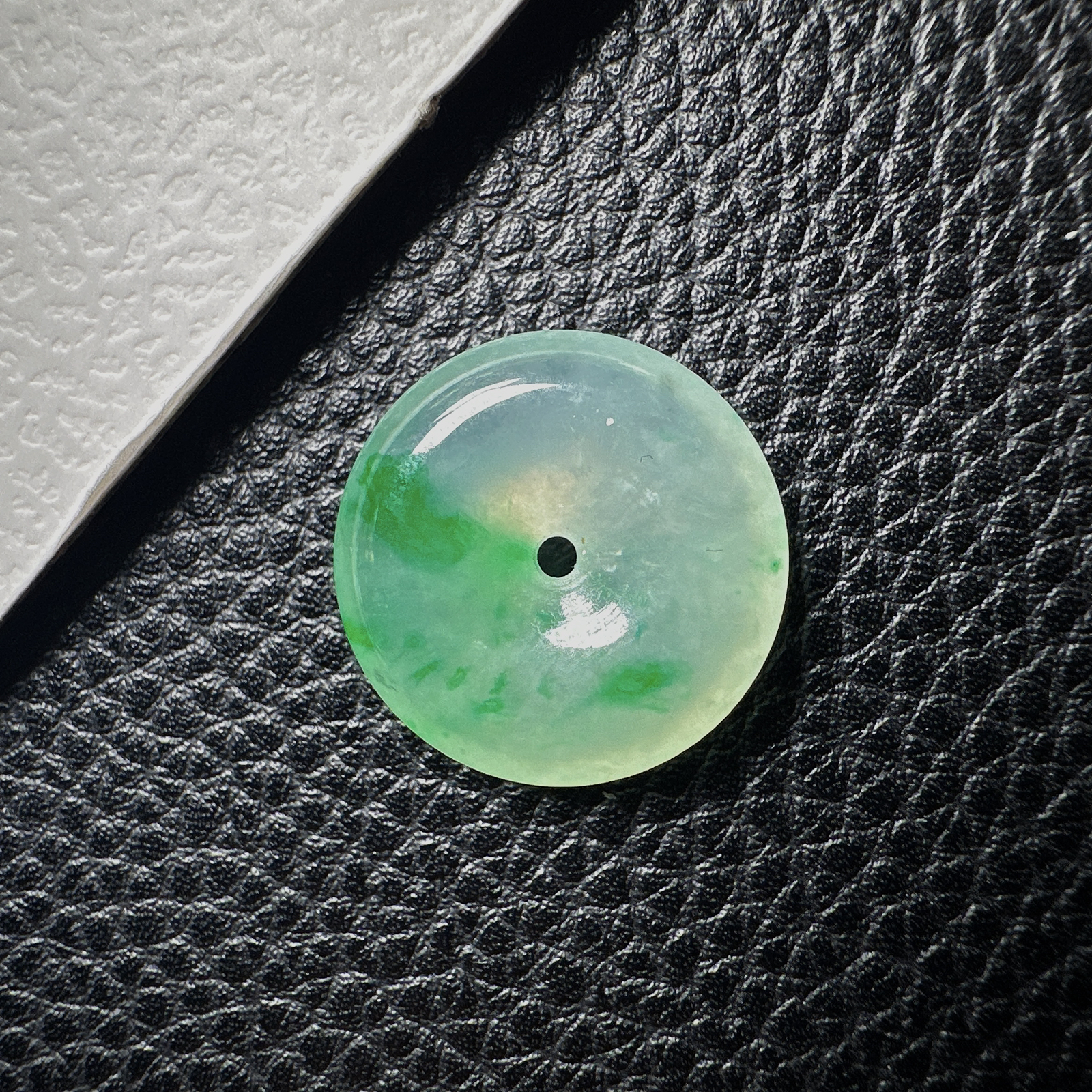 【冰种飘阳绿平安扣】质地细腻，品质很好，冰感十足，胶感明显，收藏品质