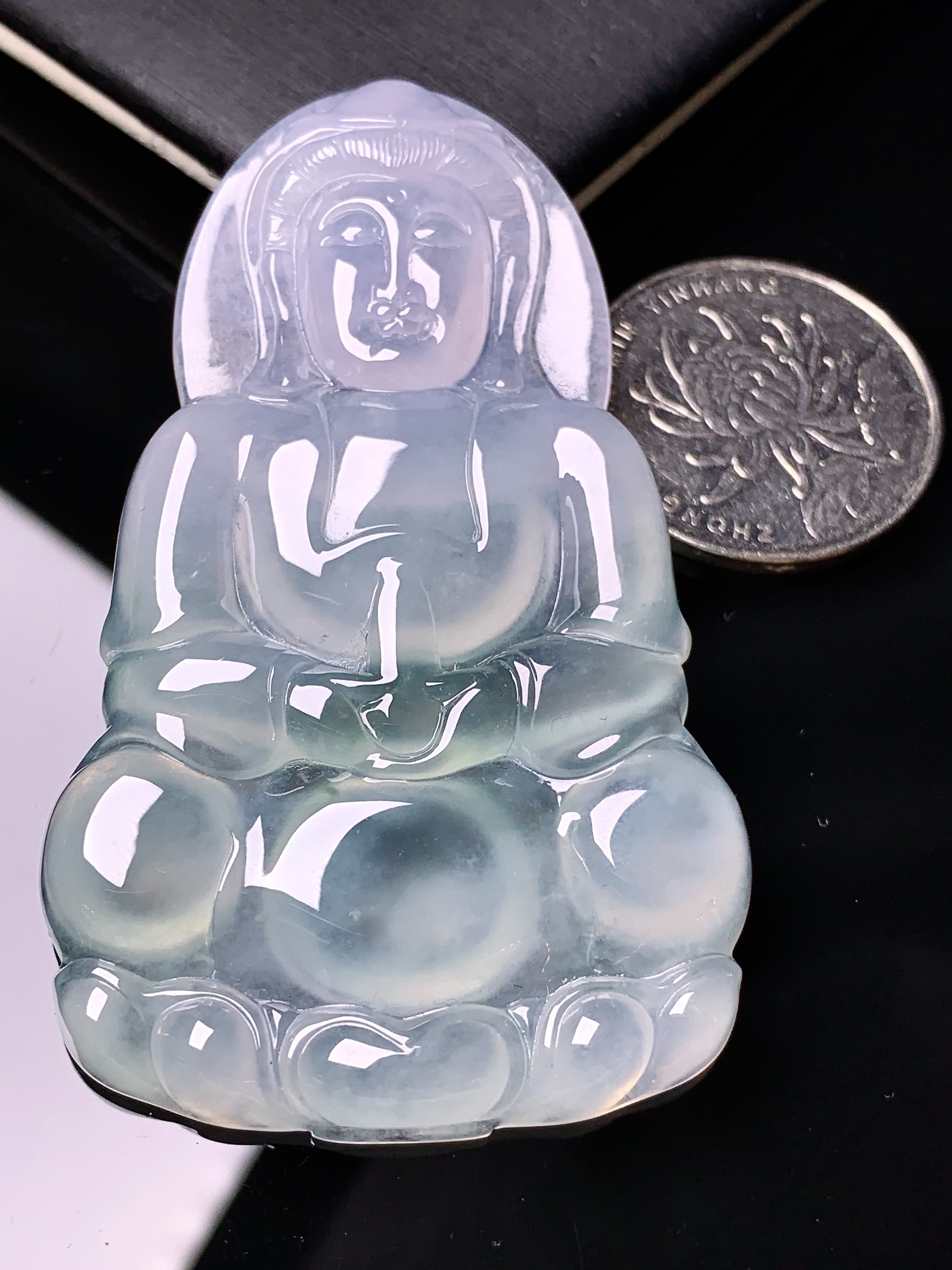 冰种飘绿观音菩萨吊坠 玉质细腻 色泽艳丽清新 水润亮眼 整体尺寸66*40.2*5.8y2