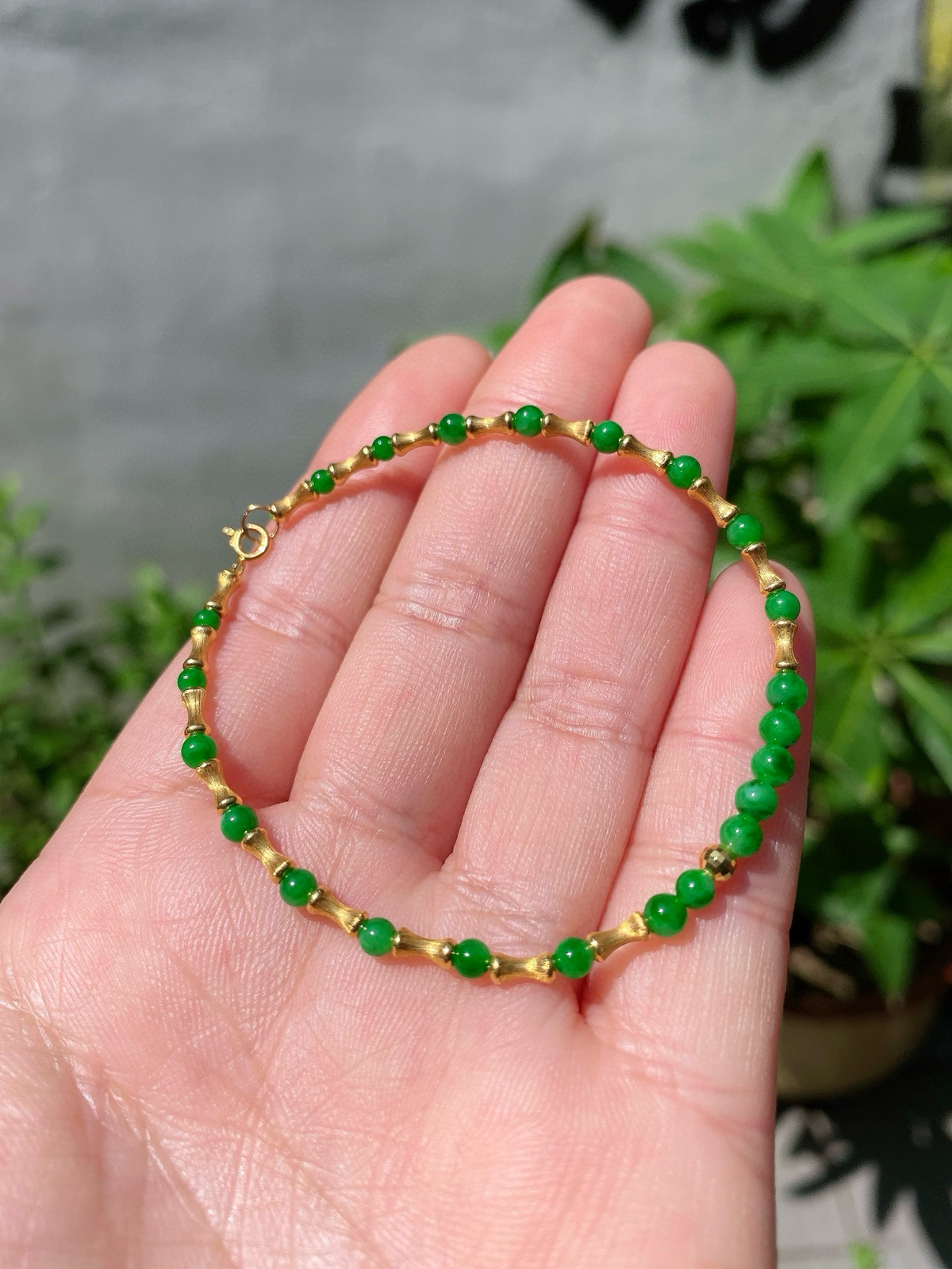 翡翠满绿小米珠手串
配饰18K金