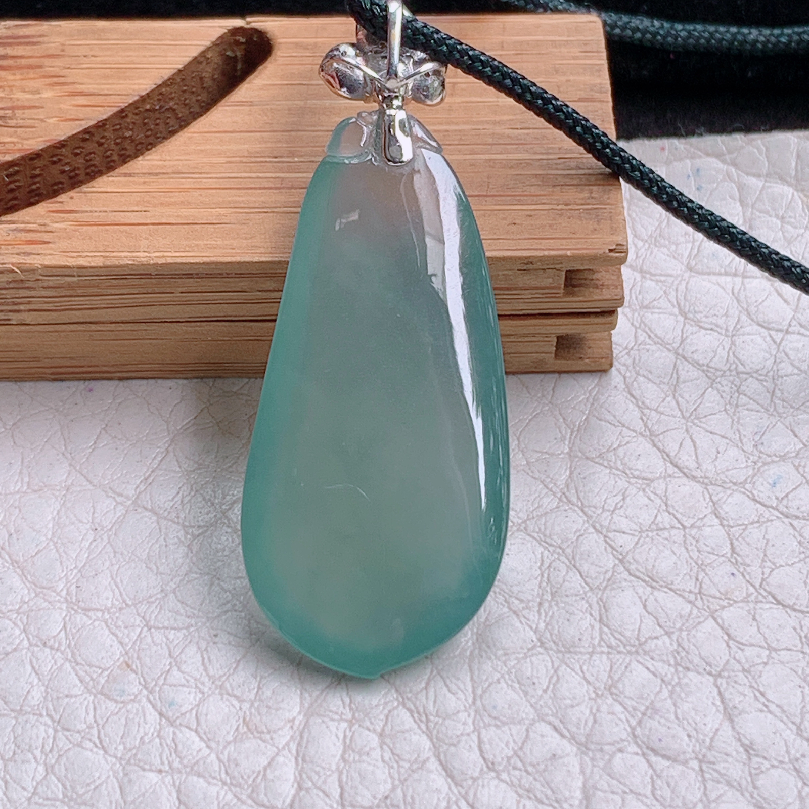 zz3实拍玉石34.5*16*5.6缅甸翡翠天空蓝冰种福瓜吊坠 镶金锁饱满玉坠