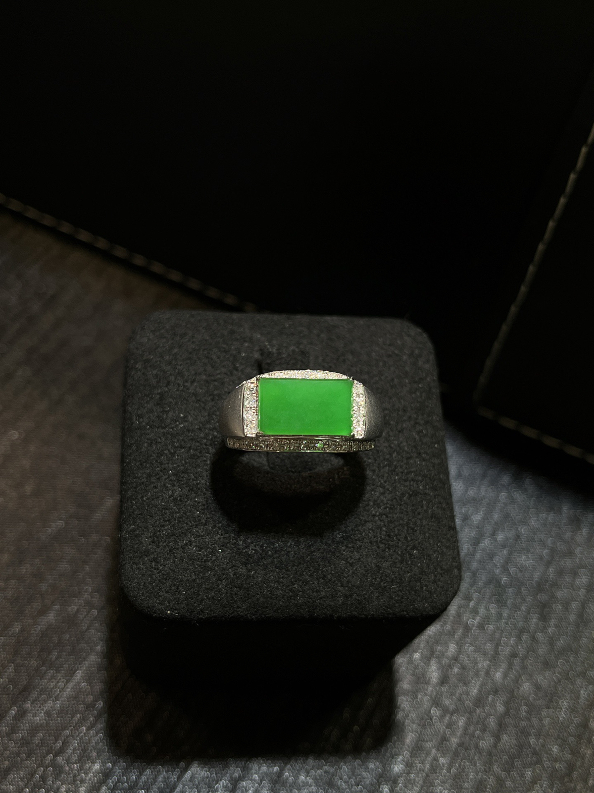 冰种满色阳绿马鞍男戒
-

尺寸看图一
18k金镶嵌