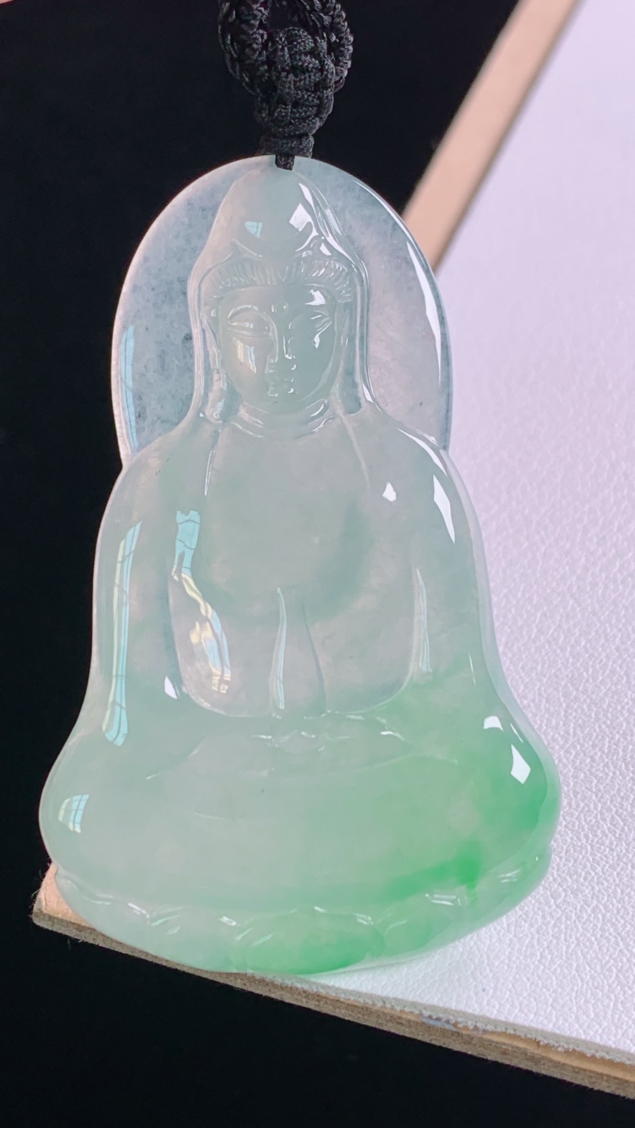 冰飘绿观音
翠色灵动，冰透起光
尺寸:55.0-35.4-5.3mm