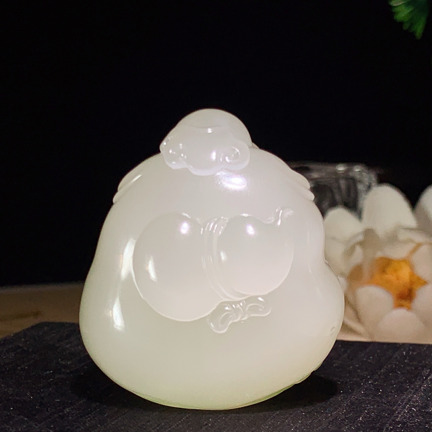 和田玉青海翠翠青佛引福来挂件 尺寸44/40/23重53.5克。玉质细腻油润。手推出油。品相大气lt260402