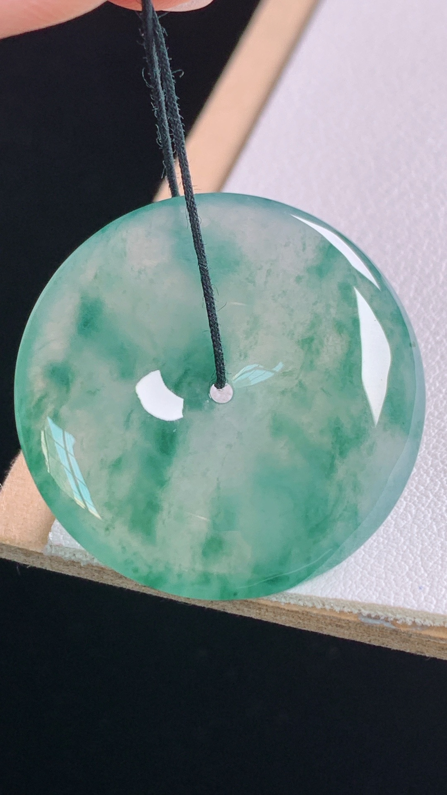 冰飘花平安扣
花色灵动，水润清爽
尺寸:29.2-5.4mm