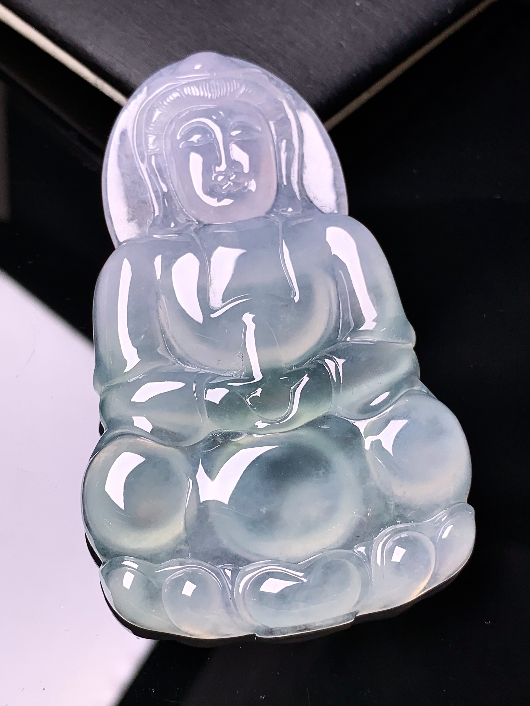 冰种飘绿观音菩萨吊坠 玉质细腻 色泽艳丽清新 水润亮眼 整体尺寸66*40.2*5.8y2