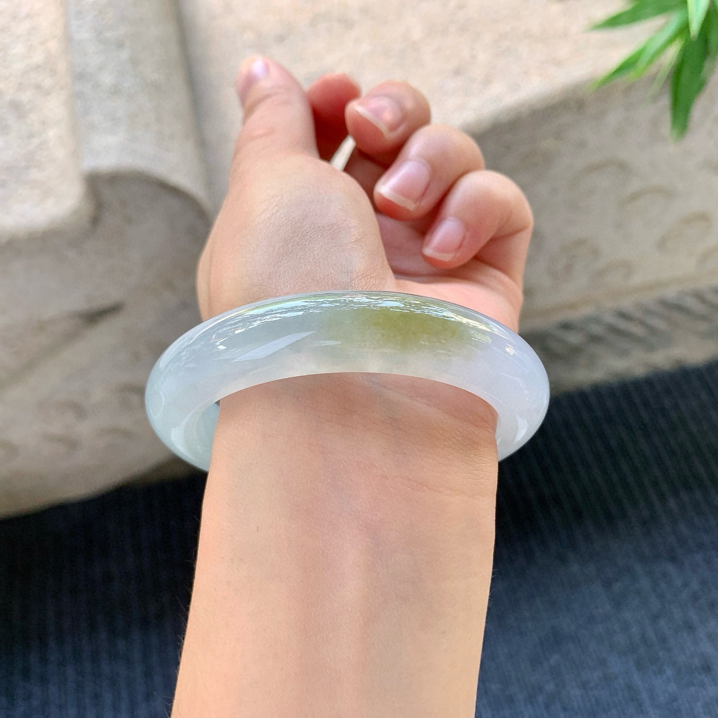 正圈55 56
【圈口】56.2/12.7/9.1
【描述】冰糯飘黄翡，水润，种老，细腻，无纹裂！