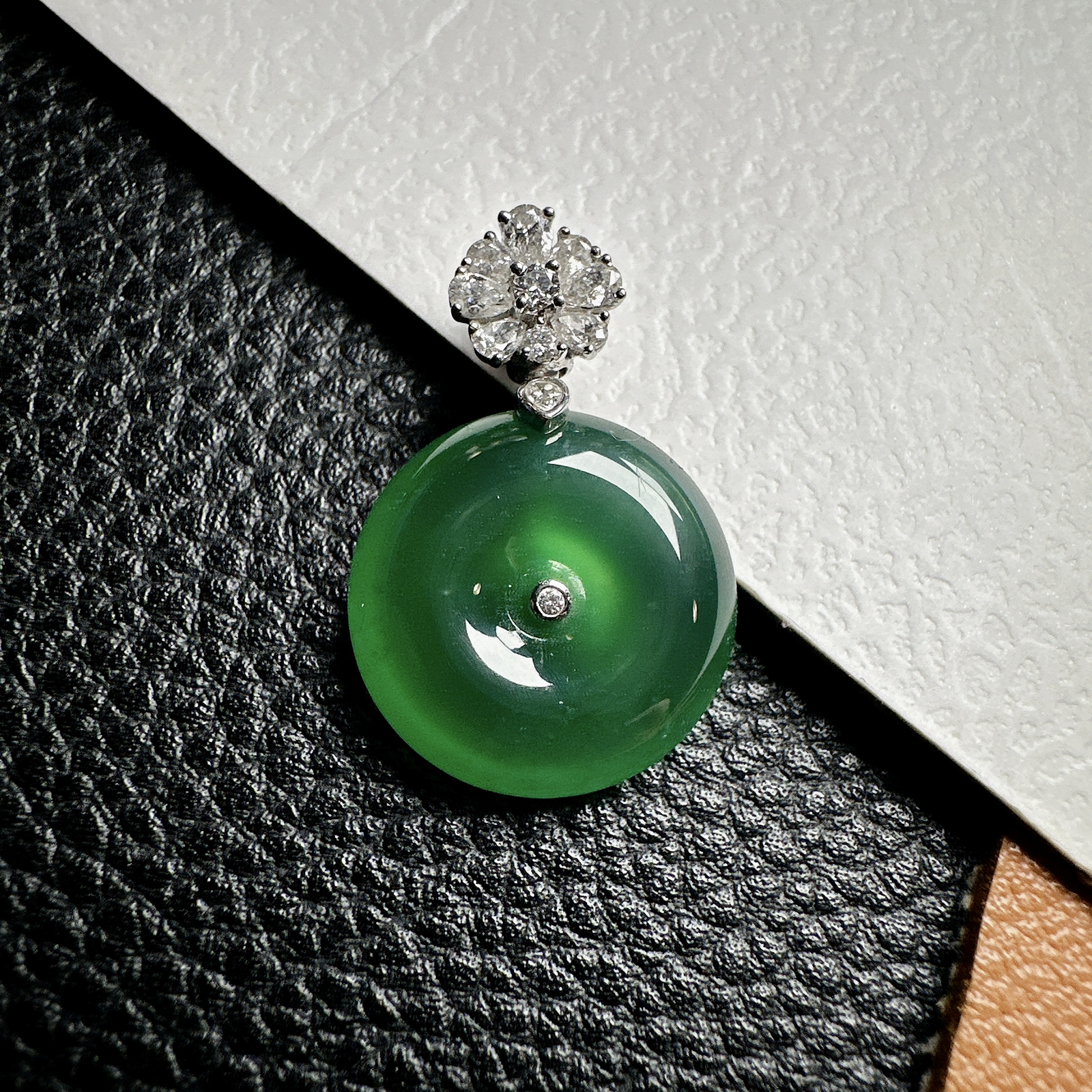 【冰种晴绿平安扣】质地细腻，品质很好，冰感十足，胶感明显，收藏品质，18k金钻镶嵌，裸石尺寸15.8