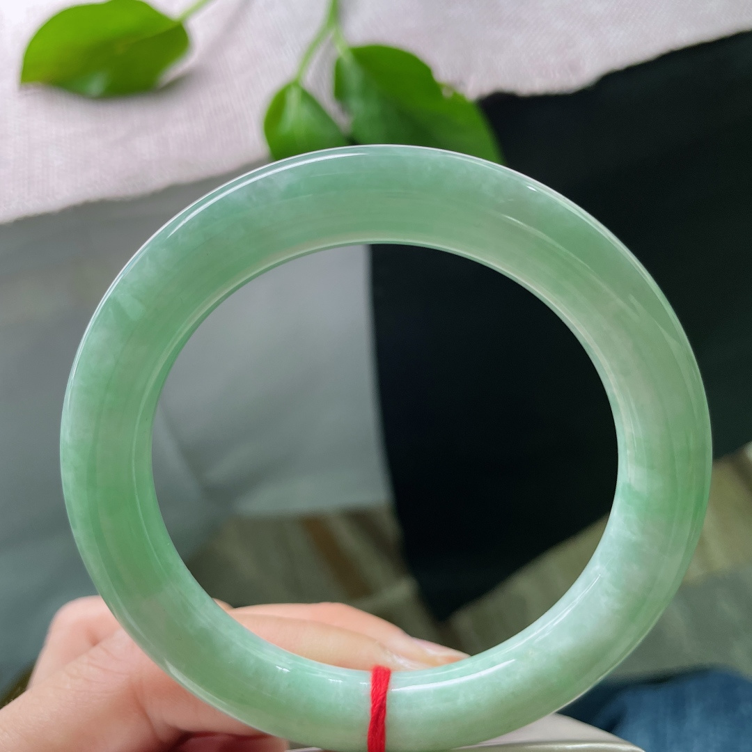 59/10.7，豆绿圆条，水润，鲜亮夺目，像夏天最炽热的阳光。皮纹，ss49540a