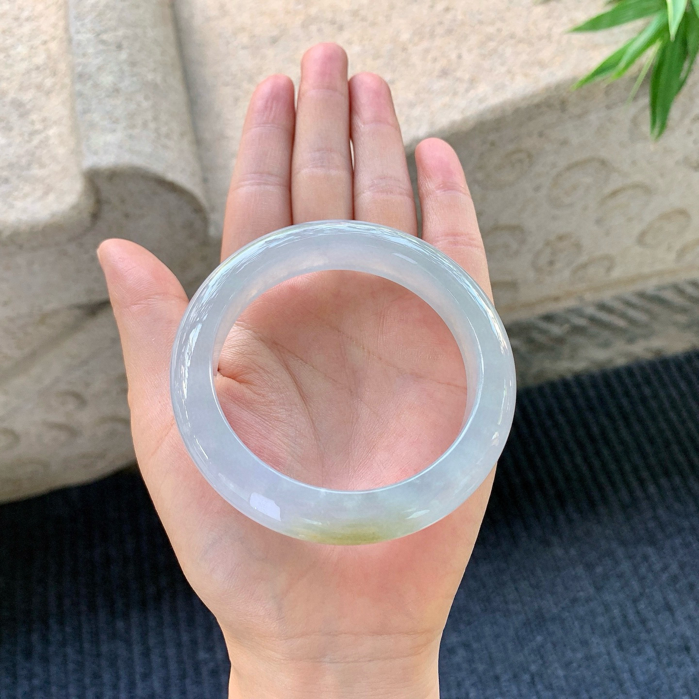 正圈55 56
【圈口】56.2/12.7/9.1
【描述】冰糯飘黄翡，水润，种老，细腻，无纹裂！