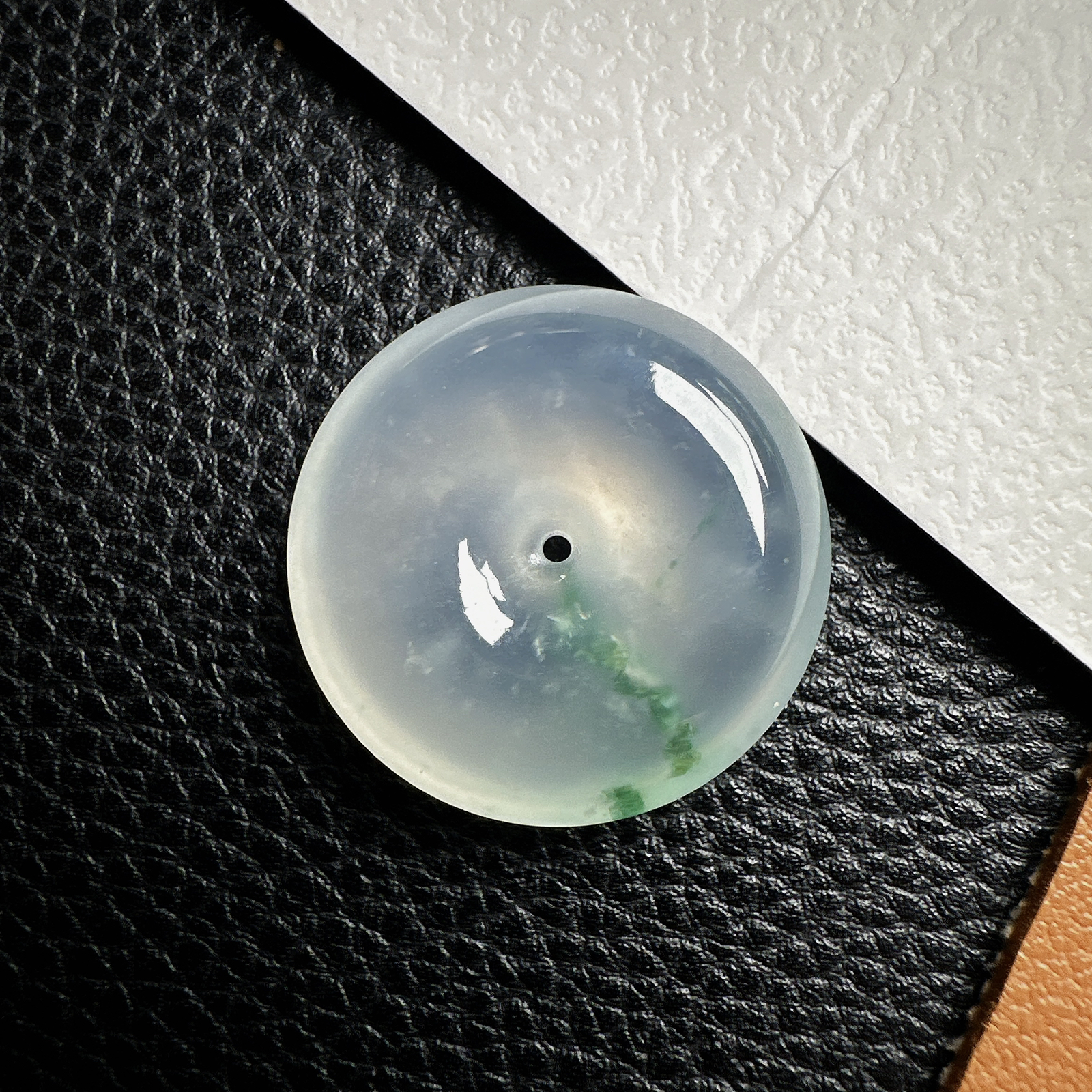 【冰种飘绿平安扣】质地细腻，品质很好，冰感十足，胶感明显，收藏品质