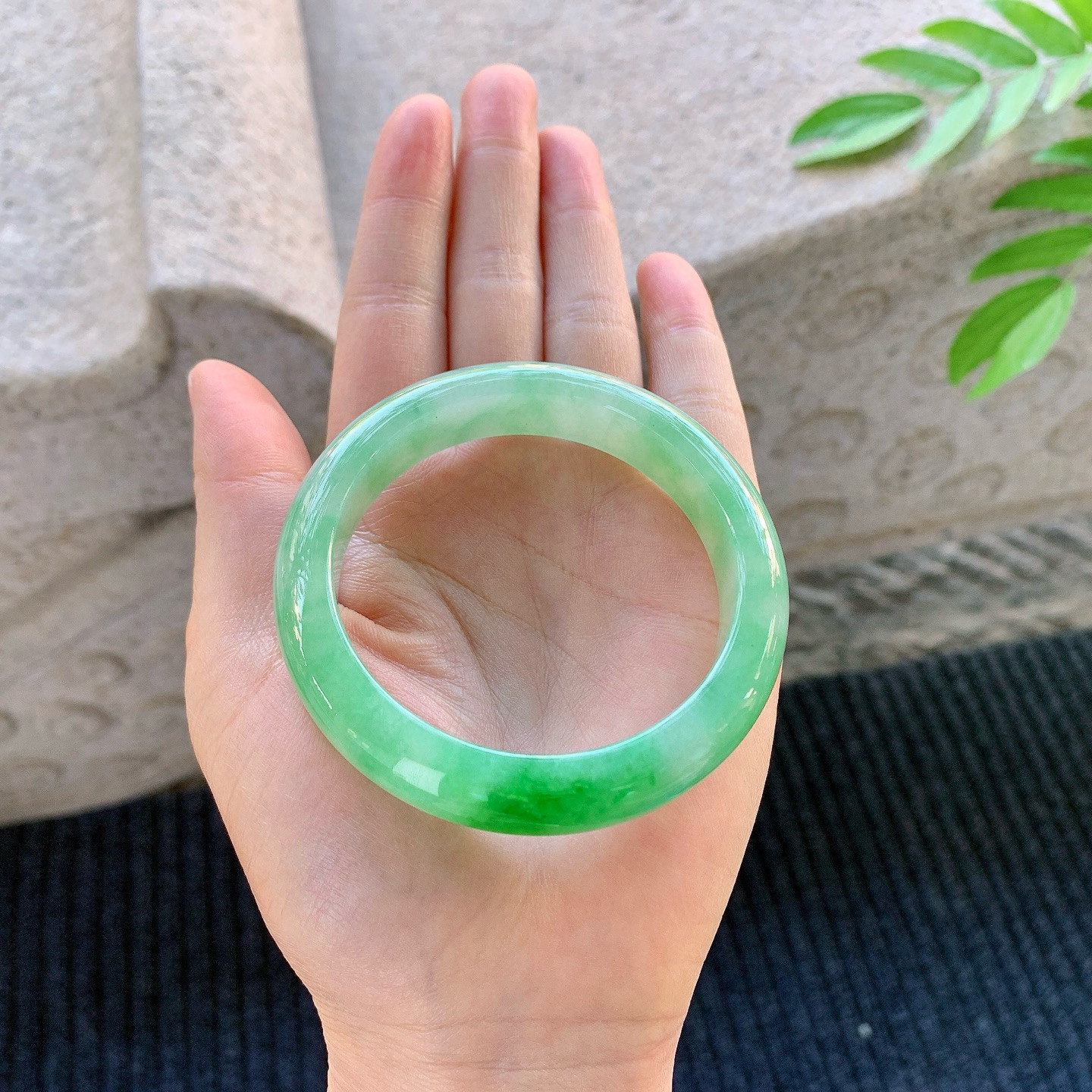 正圈53 54
【圈口】54.7/12.2/8.4
【描述】飘辣绿，水润，种老，细腻，无纹裂！