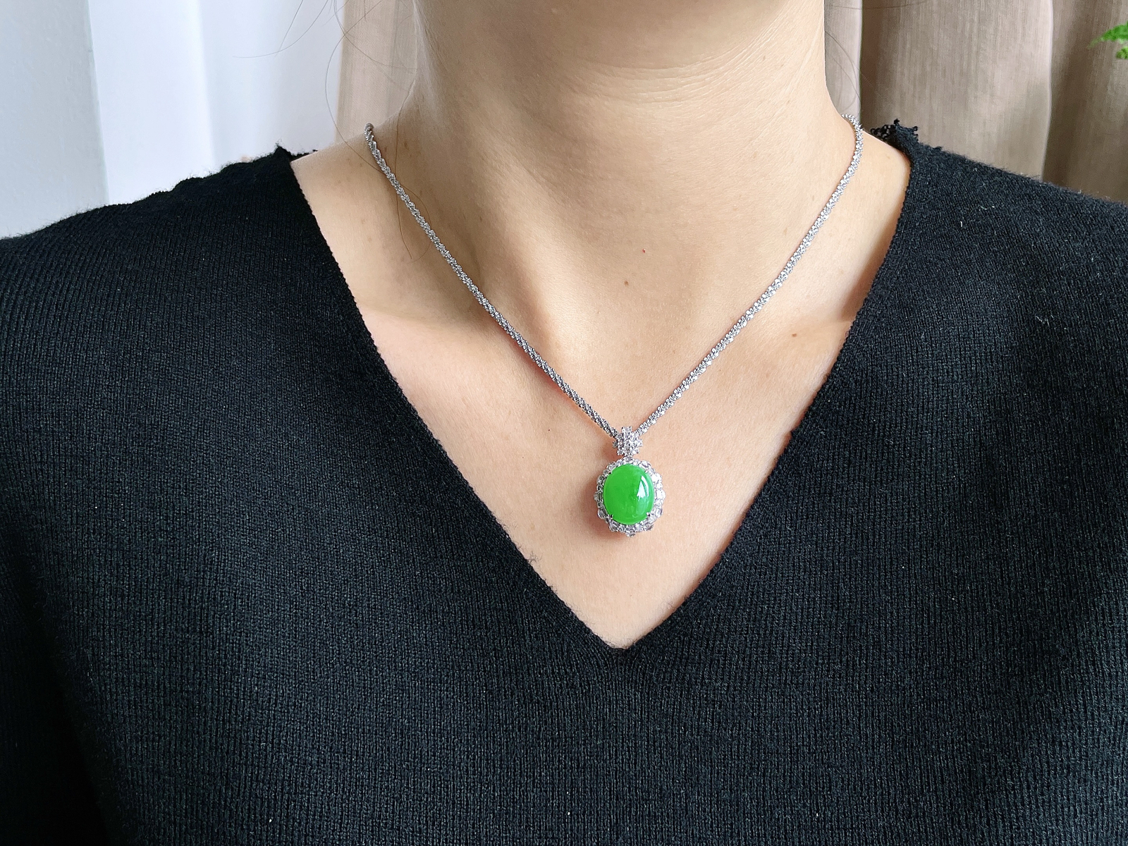 【镶嵌】高冰阳绿大蛋面满绿大鸽子蛋吊坠  
【说明】18k金镶嵌 性价比高  
【整体】27-17-12.7
【裸石】14.5-12-5.2