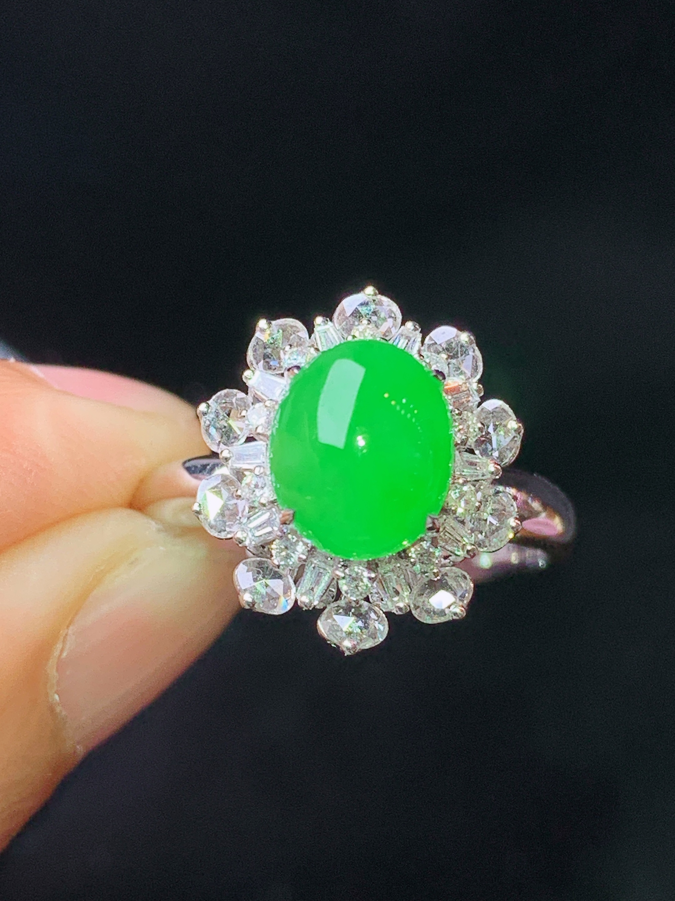 18k金钻镶嵌翠绿蛋面戒指 玉质细腻 色泽艳丽清新 水润亮眼 圈口14 整体尺寸14.8*13*11