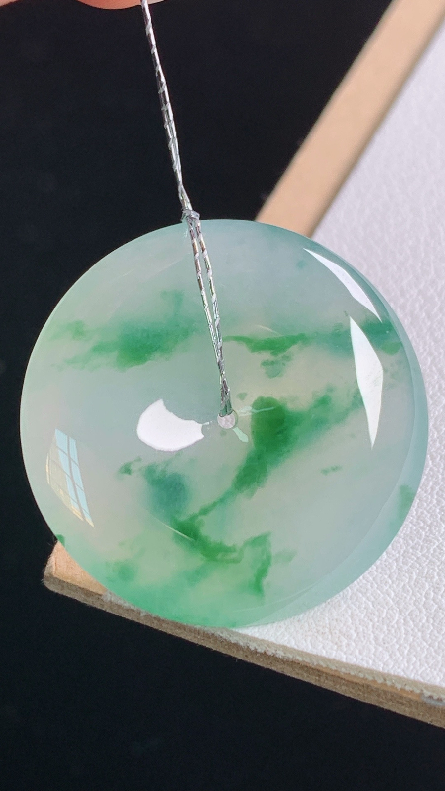 冰飘花平安扣
花色灵动，冰透起光
尺寸:28.7-5.6mm