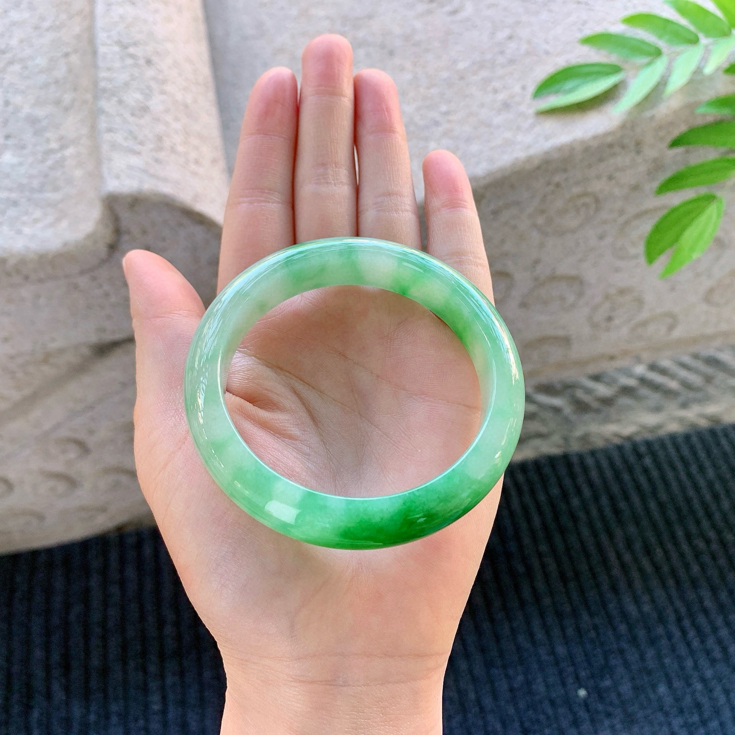 正圈55 56
【圈口】56.8/13/8.4
【描述】冰糯辣绿，水润，种老，细腻，无纹裂！