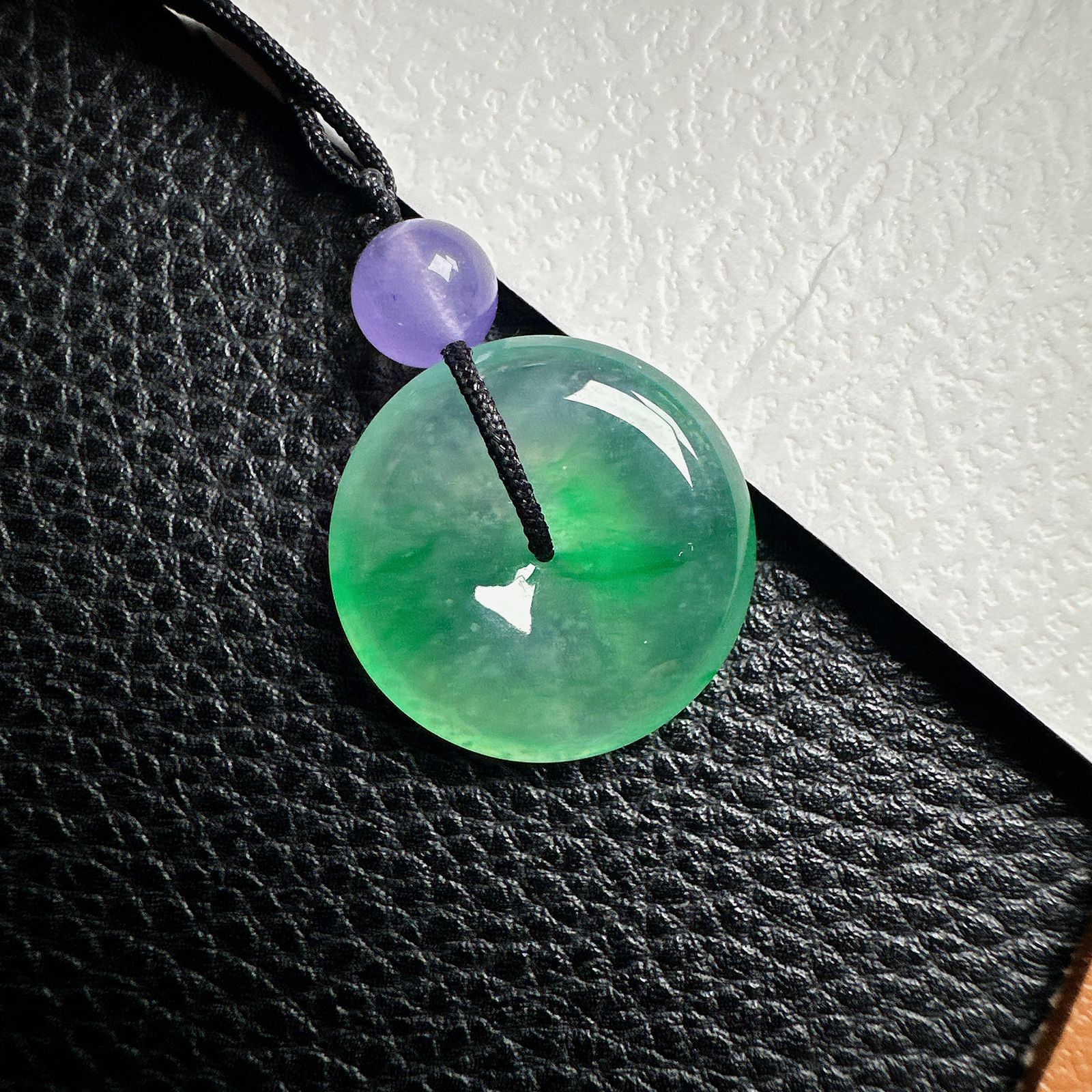 【冰种飘阳绿平安扣】质地细腻，品质很好，冰感十足，胶感明显，收藏品质