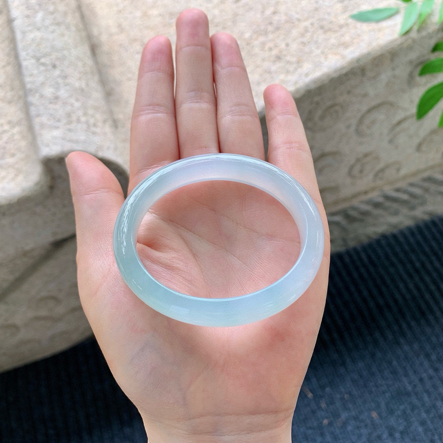 贵妃52 53
【圈口】53.5/45.8/10.8/7.3
【描述】糯冰晴底，水润，种老，细腻，无纹裂！