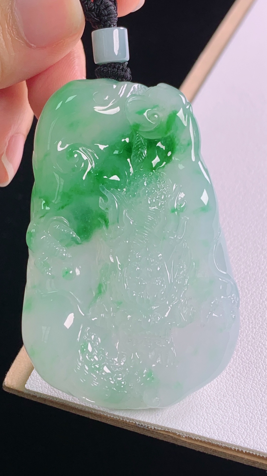 冰飘绿龙牌
雕工精湛，底子细腻，霸气
尺寸:71.4-61.4-40.9-12.1mm