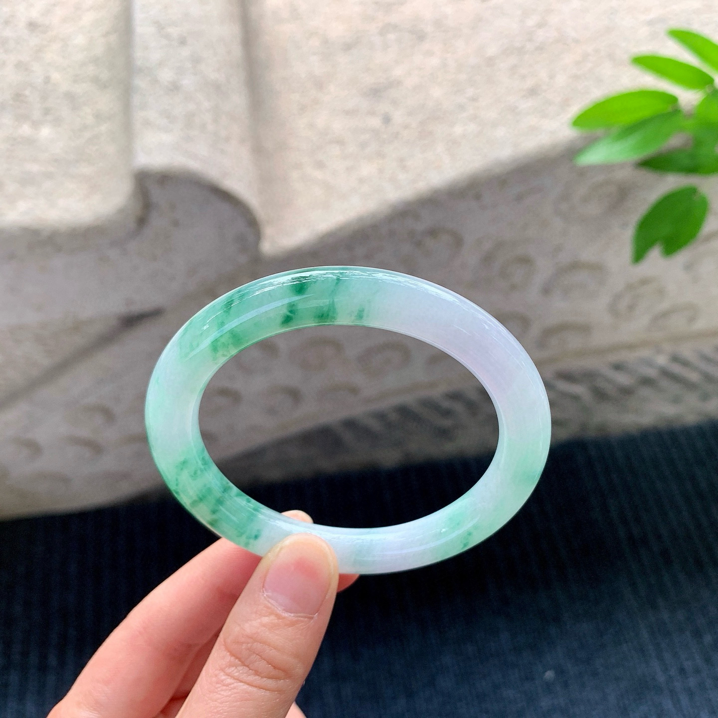 圆条55 56
【圈口】56.1/9/9.4
【描述】细糯飘绿花，水润，种老，细腻，无纹裂！