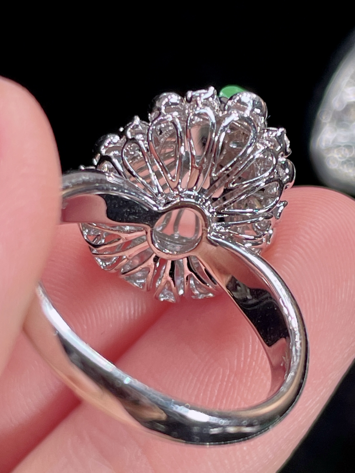 天然缅甸翡翠A货
满绿葫芦戒指
18k金镶嵌钻石 
细腻水灵 实拍接近