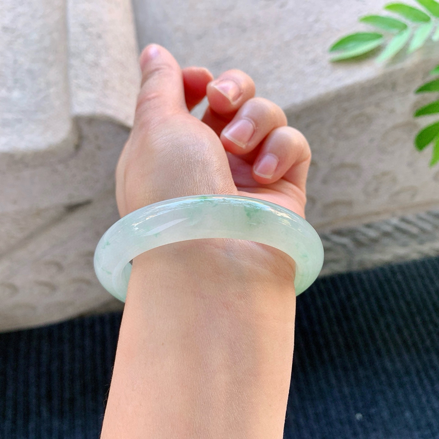 正圈53 54
【圈口】54/11.5/8.5
【描述】冰糯飘绿，水润，种老，细腻，无纹裂！