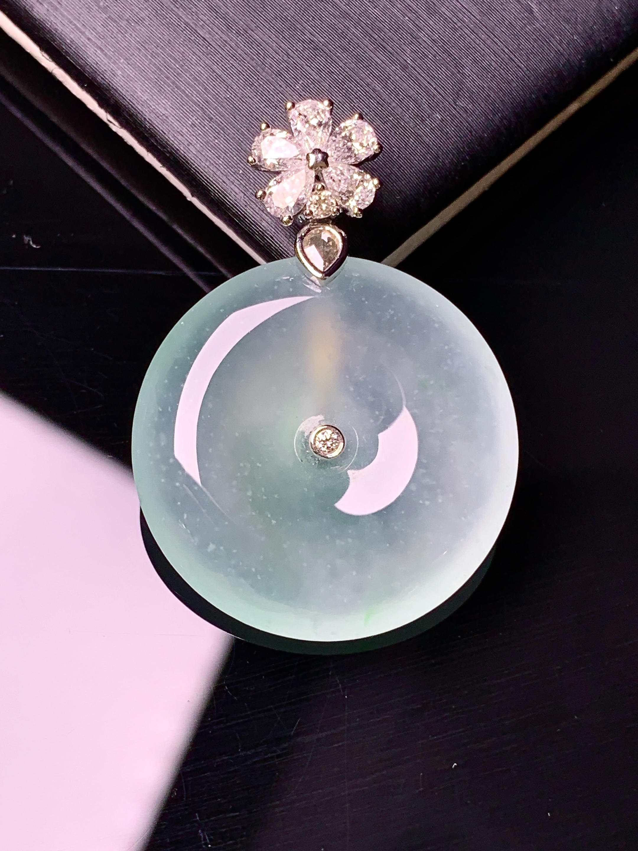 18k金钻镶嵌冰种平安扣吊坠 玉质细腻 色泽艳丽清新 水润亮眼 整体尺寸31*22*4.6m5