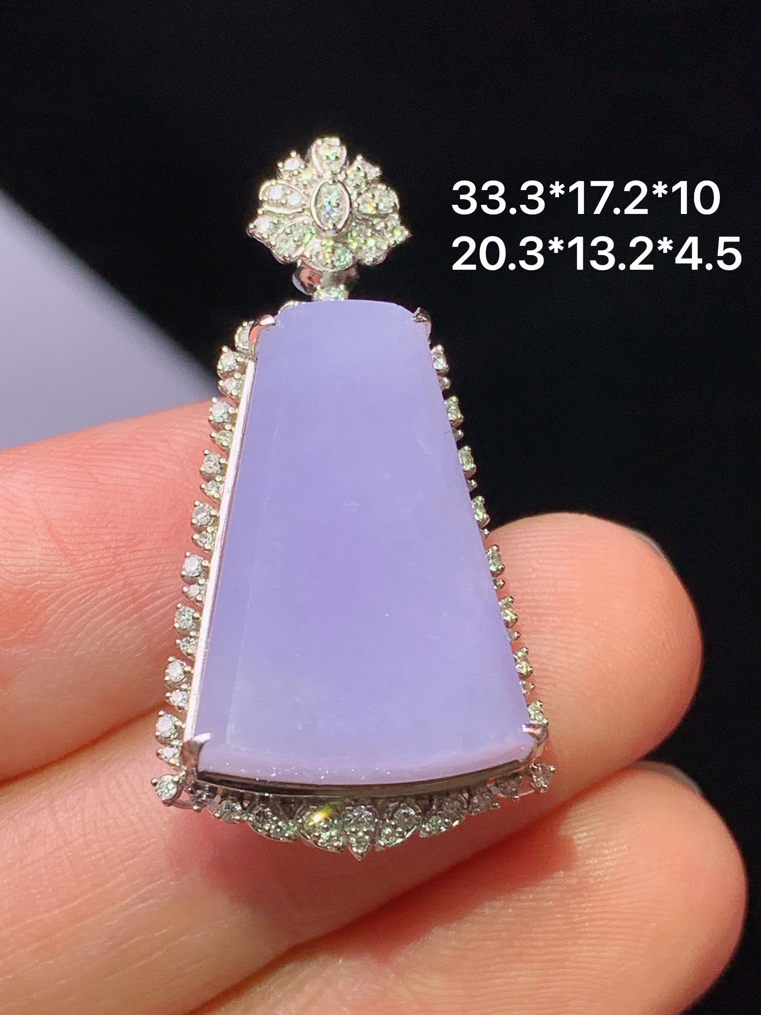18k金钻镶嵌紫罗兰无事牌吊坠 玉质细腻 色泽艳丽清新 水润亮眼 整体尺寸33.3*17.2*10y4