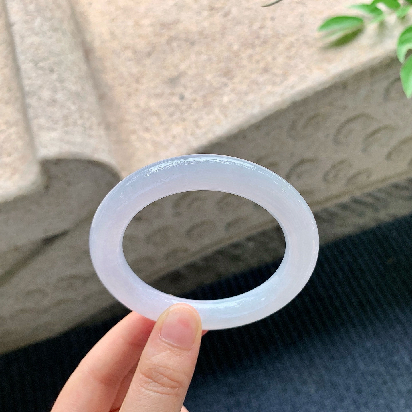 圆条53 54
【圈口】53.8/10.3/10.3
【描述】糯冰淡粉紫，水润，种老，细腻，无纹裂！