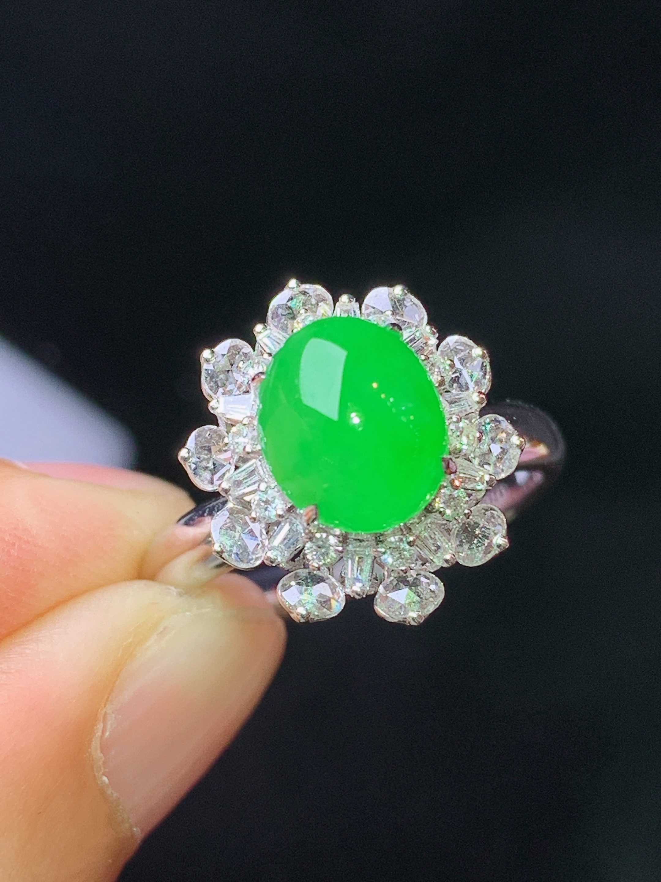 18k金钻镶嵌翠绿蛋面戒指 玉质细腻 色泽艳丽清新 水润亮眼 圈口14 整体尺寸14.8*13*11