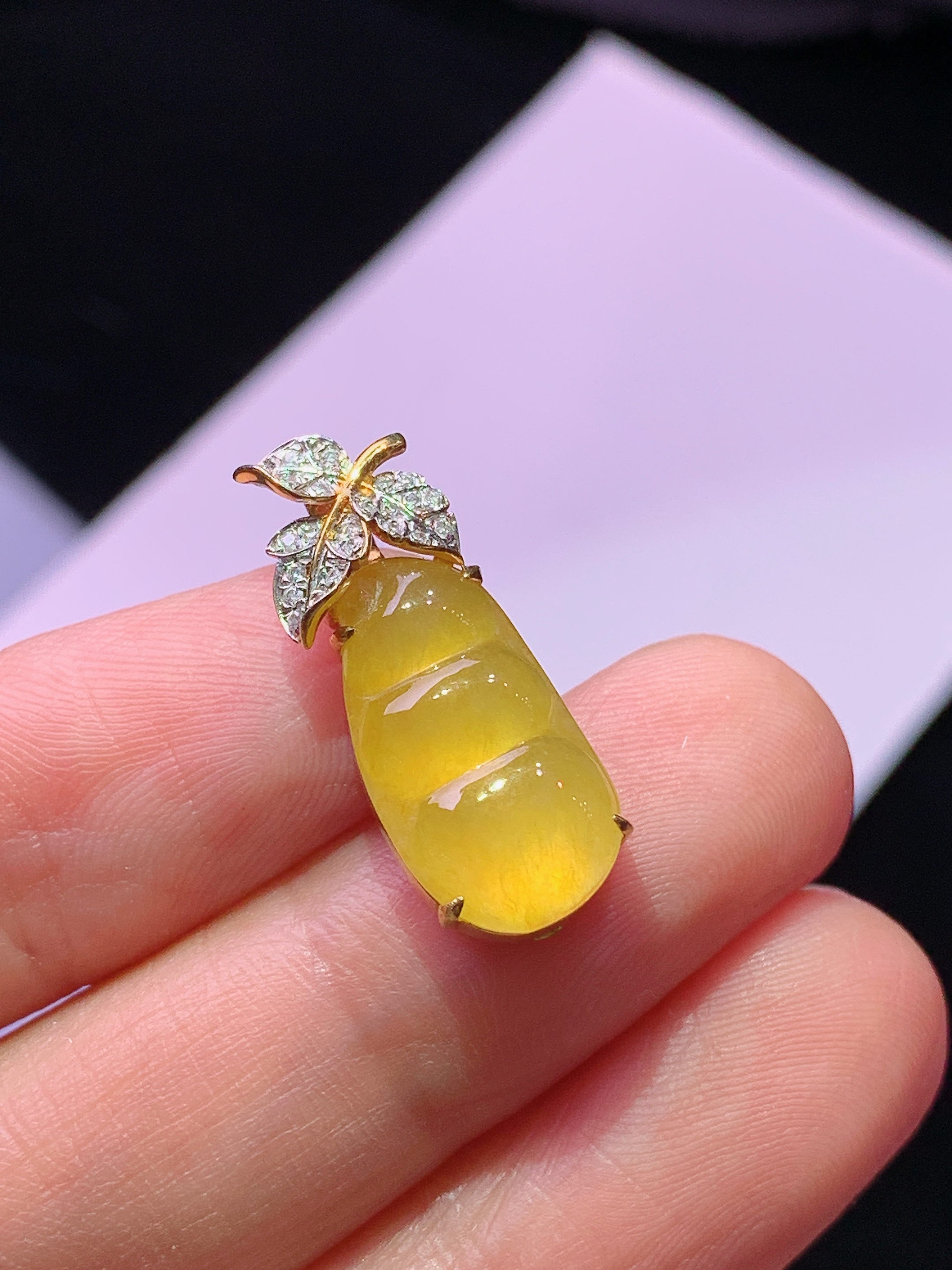 18k金钻镶嵌黄翡四季豆吊坠 玉质细腻 色泽艳丽清新 水润亮眼 整体尺寸22.6*8.8*6m5