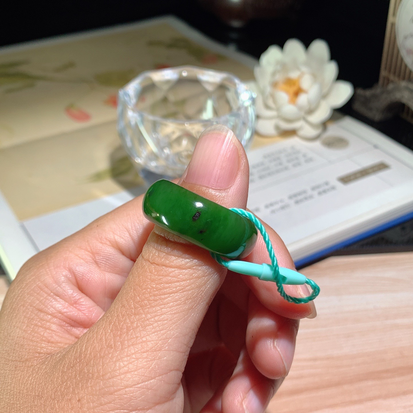 和田玉阳绿俄罗斯碧玉扳指挂件 内径20尺寸10/4！玉质细腻油润 底色纯净 脂粉好，品质好。lt260402