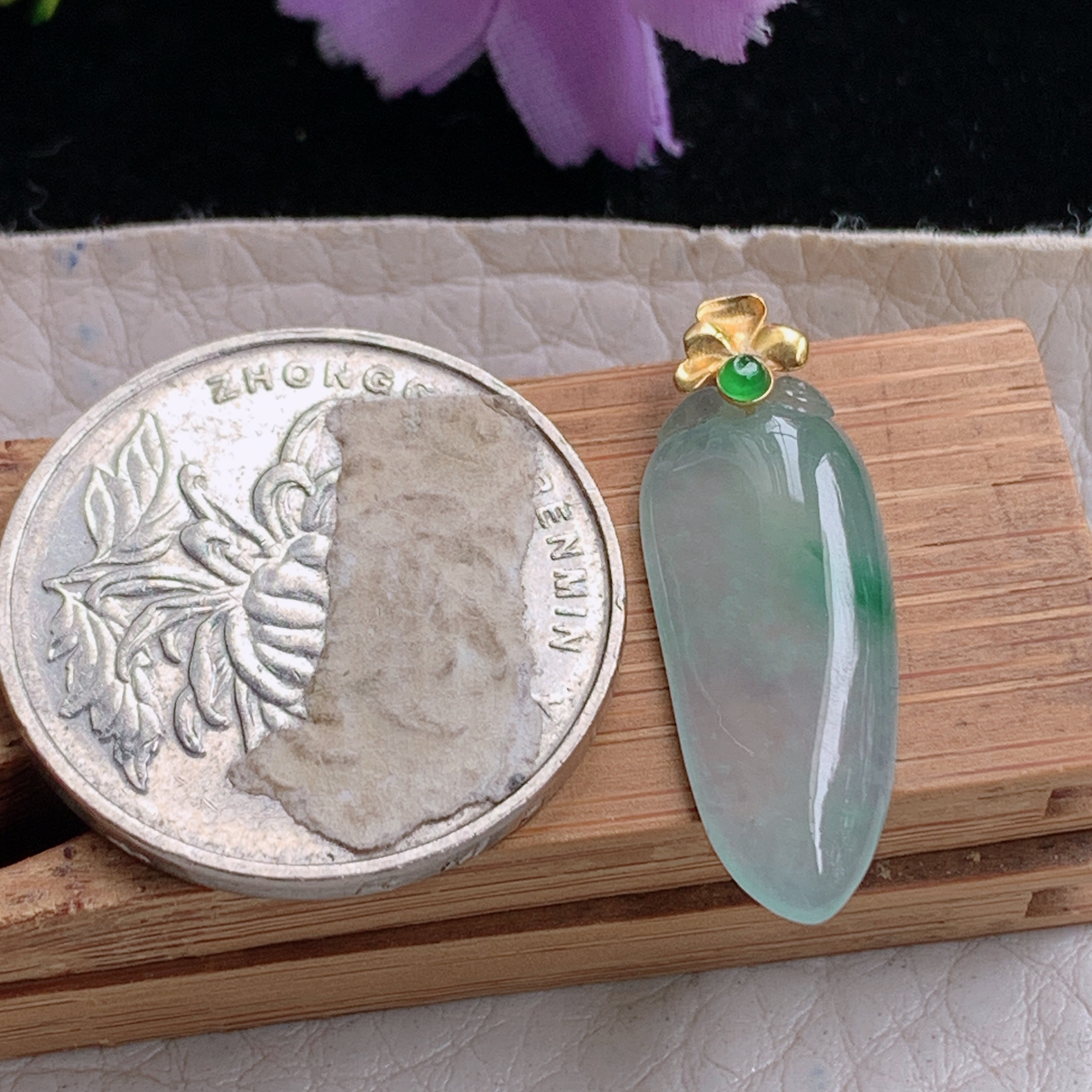 zz3实拍连金26.6*9.6*3缅甸翡翠冰透飘花精美小福瓜小吊坠 镶金锁骨坠