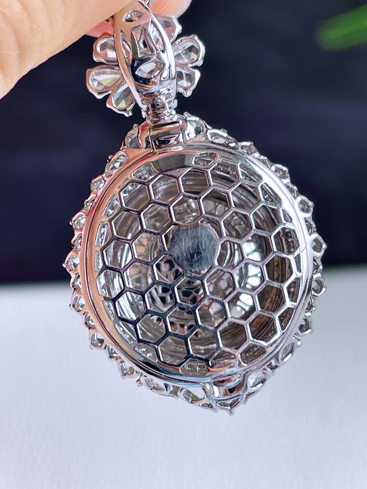 【镶嵌】高冰阳绿大蛋面大鸽子蛋吊坠  
【说明】缅料 18k金镶嵌 性价比高  
【整体】34.8-21.4-14.8
【裸石】15.7-15-6.5