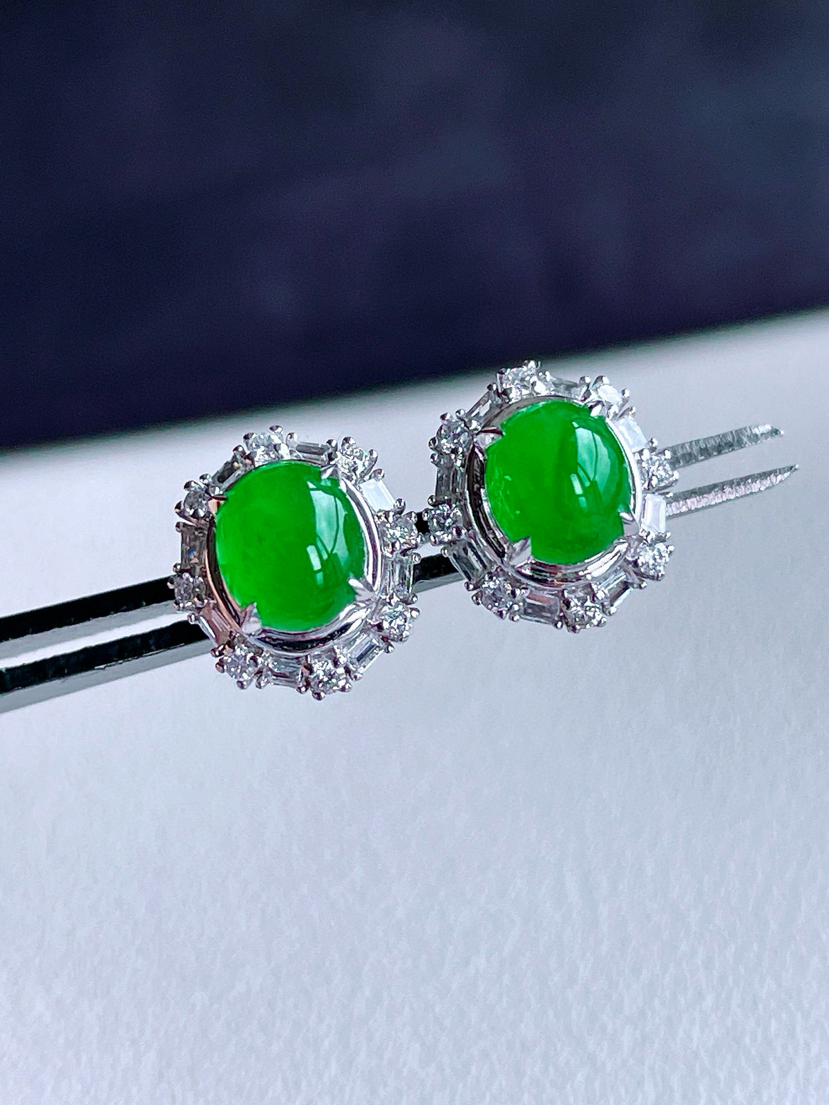 【镶嵌】冰阳绿蛋面耳钉 
【说明】18k金镶嵌 性价比高  
【整体】10.2-9.3-7.8
【