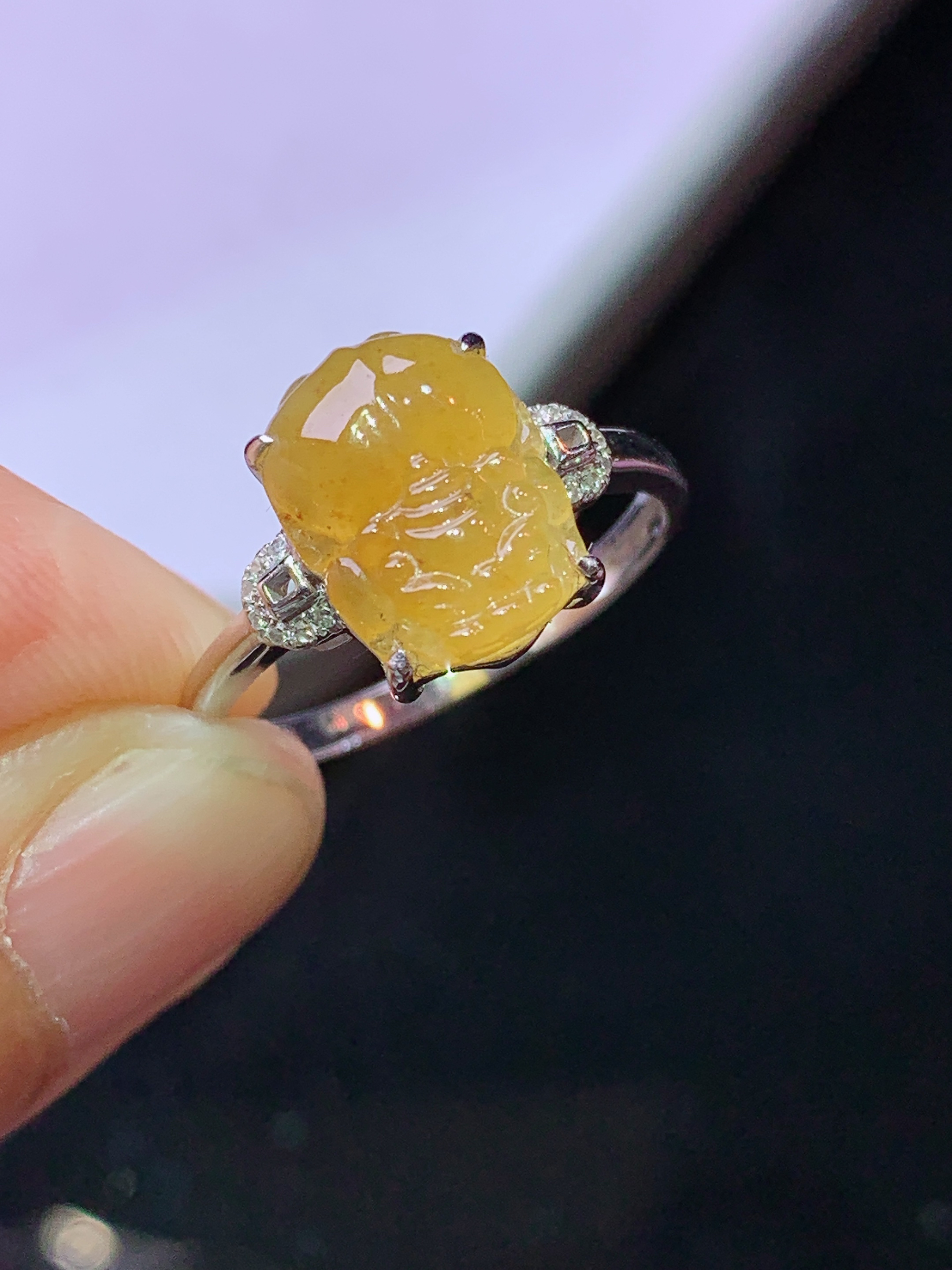18k金钻镶嵌黄翡貔貅戒指 玉质细腻 色泽艳丽清新 水润亮眼 圈口14 裸石尺寸10.8*8.3*3