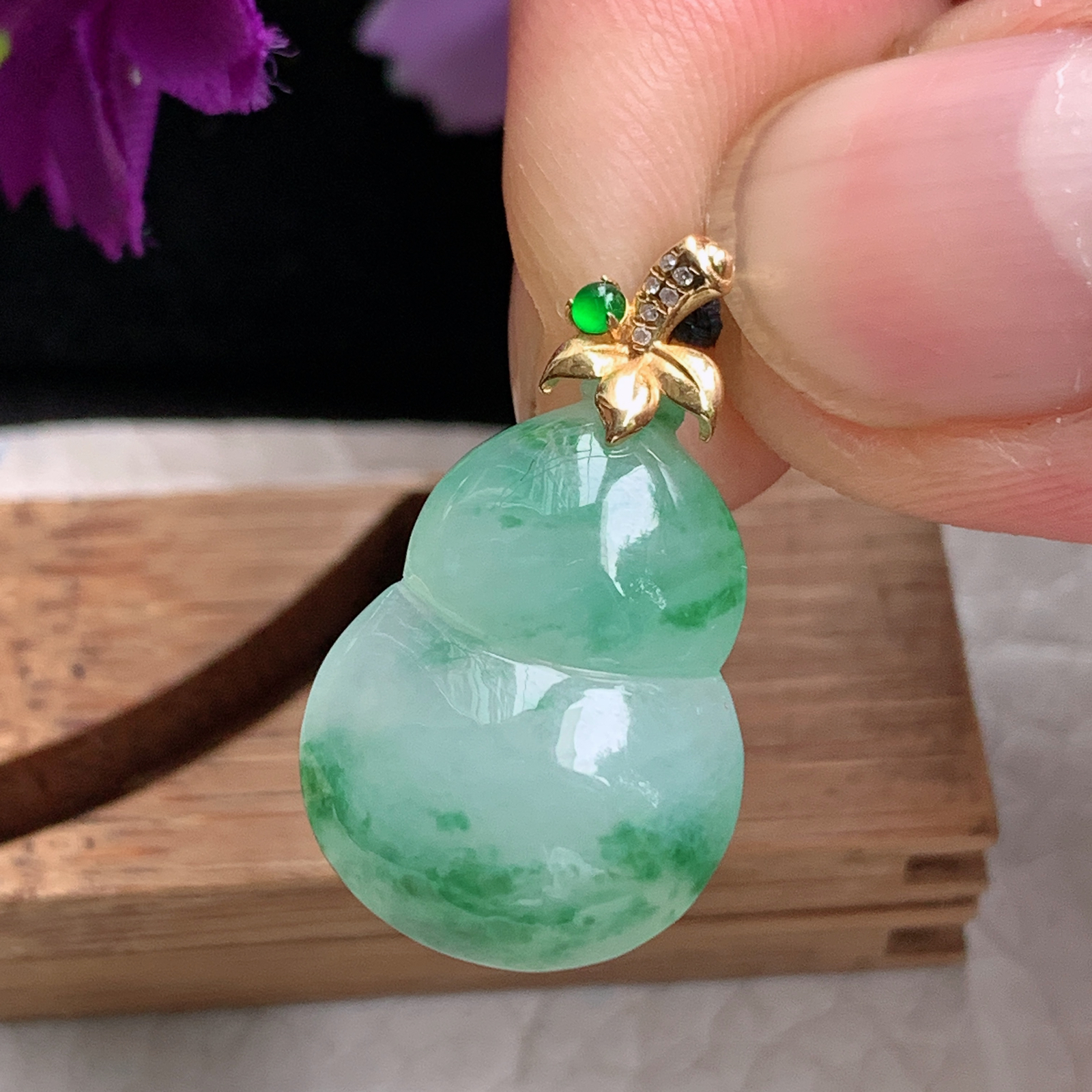 zz3实拍连金26.5*15.5*7.3缅甸翡翠冰飘绿花精美葫芦吊坠 镶金福禄锁骨坠