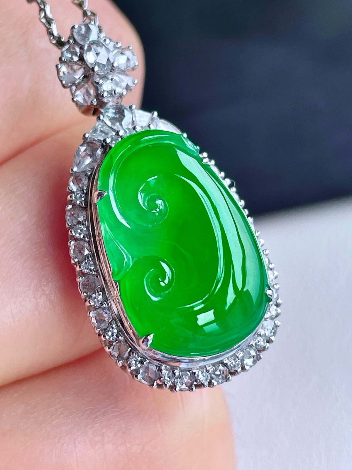 【镶嵌】高冰阳绿如意吊坠  
【说明】缅料 18k金镶嵌 性价比高  
【整体】31.3-15.8-9.7
【裸石】18.2-12-3.4