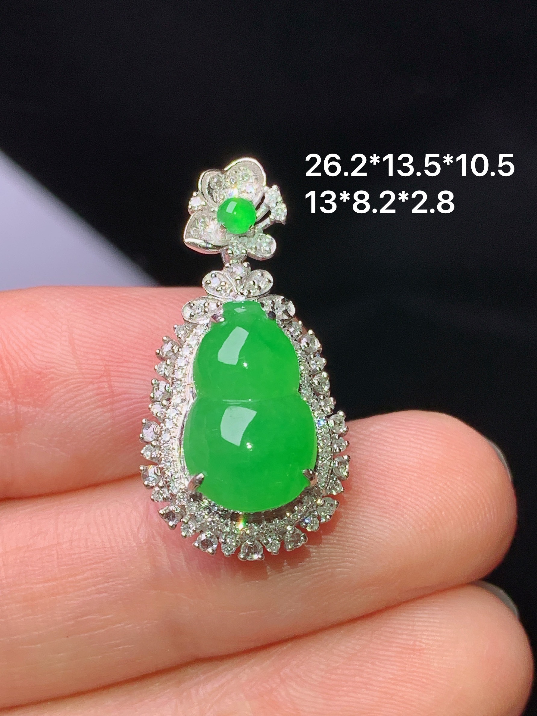 18k金钻镶嵌翠绿葫芦吊坠 玉质细腻 色泽艳丽清新 水润亮眼 整体尺寸26.2*13.5*10.5k1