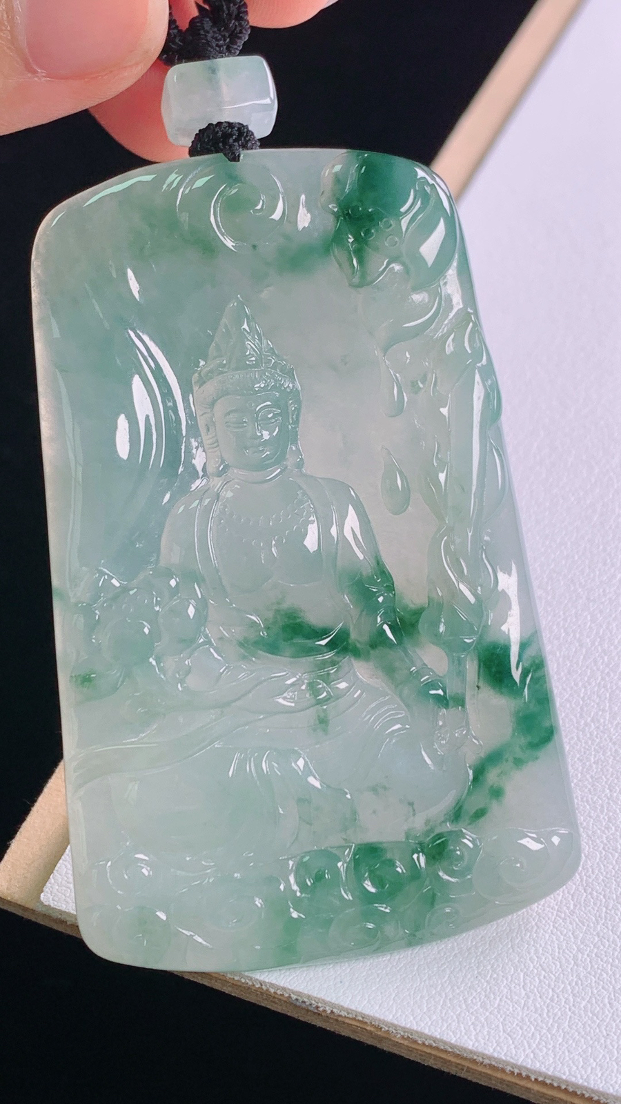 冰飘花虚空藏菩萨
花色灵动，雕工精湛
尺寸:75.5-67.5-42.6-5.3mm