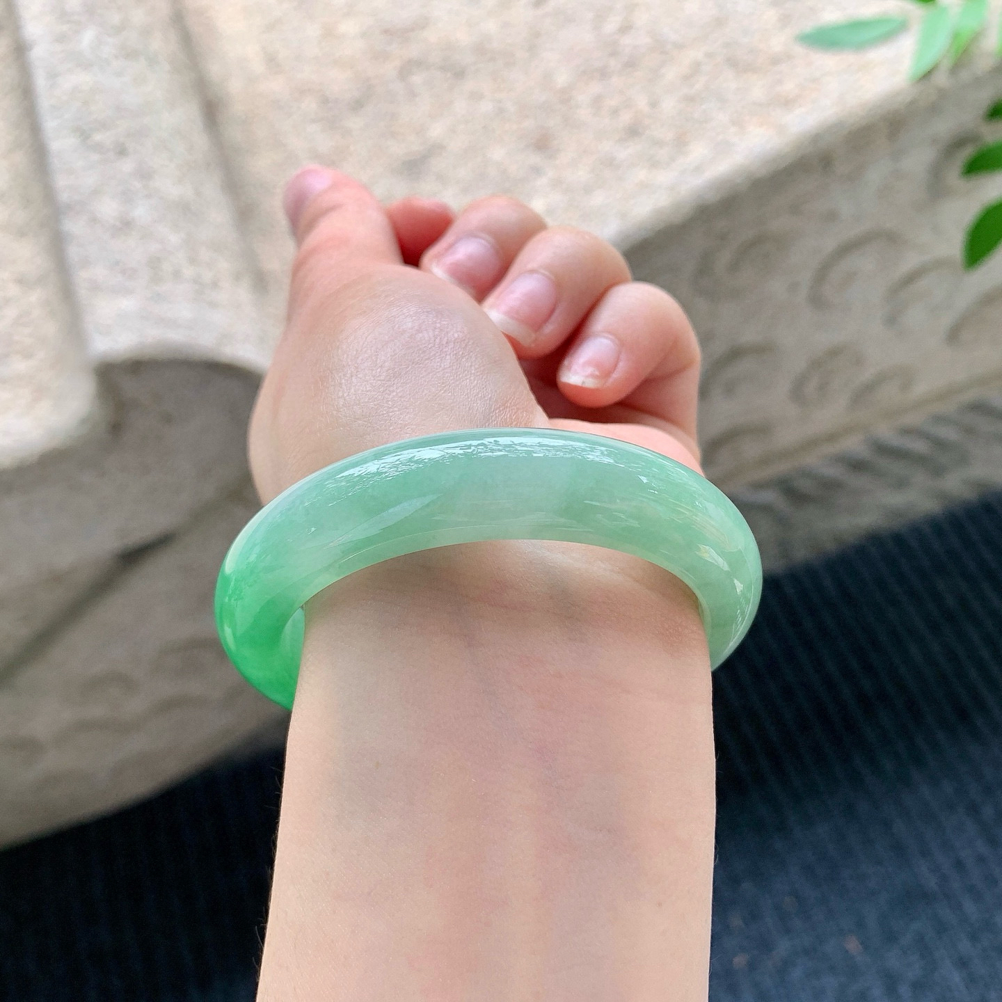 正圈52 53
【圈口】53.6/12.7/8.4
【描述】冰糯阳绿，水润，种老，细腻，无纹裂！