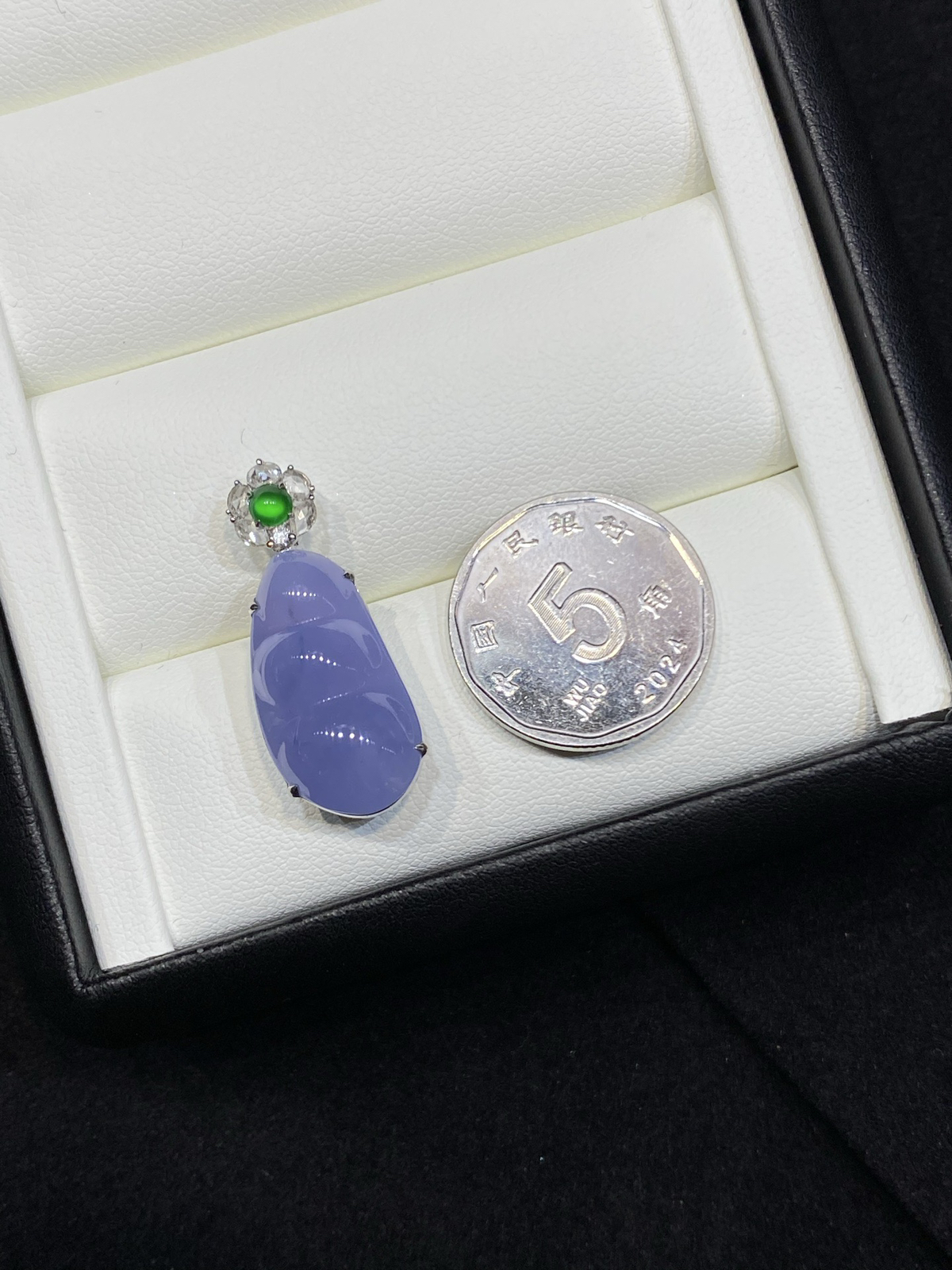 紫罗兰 高冰 简镶 全开窗 福豆 18k

整体尺寸28-11.1-9.6