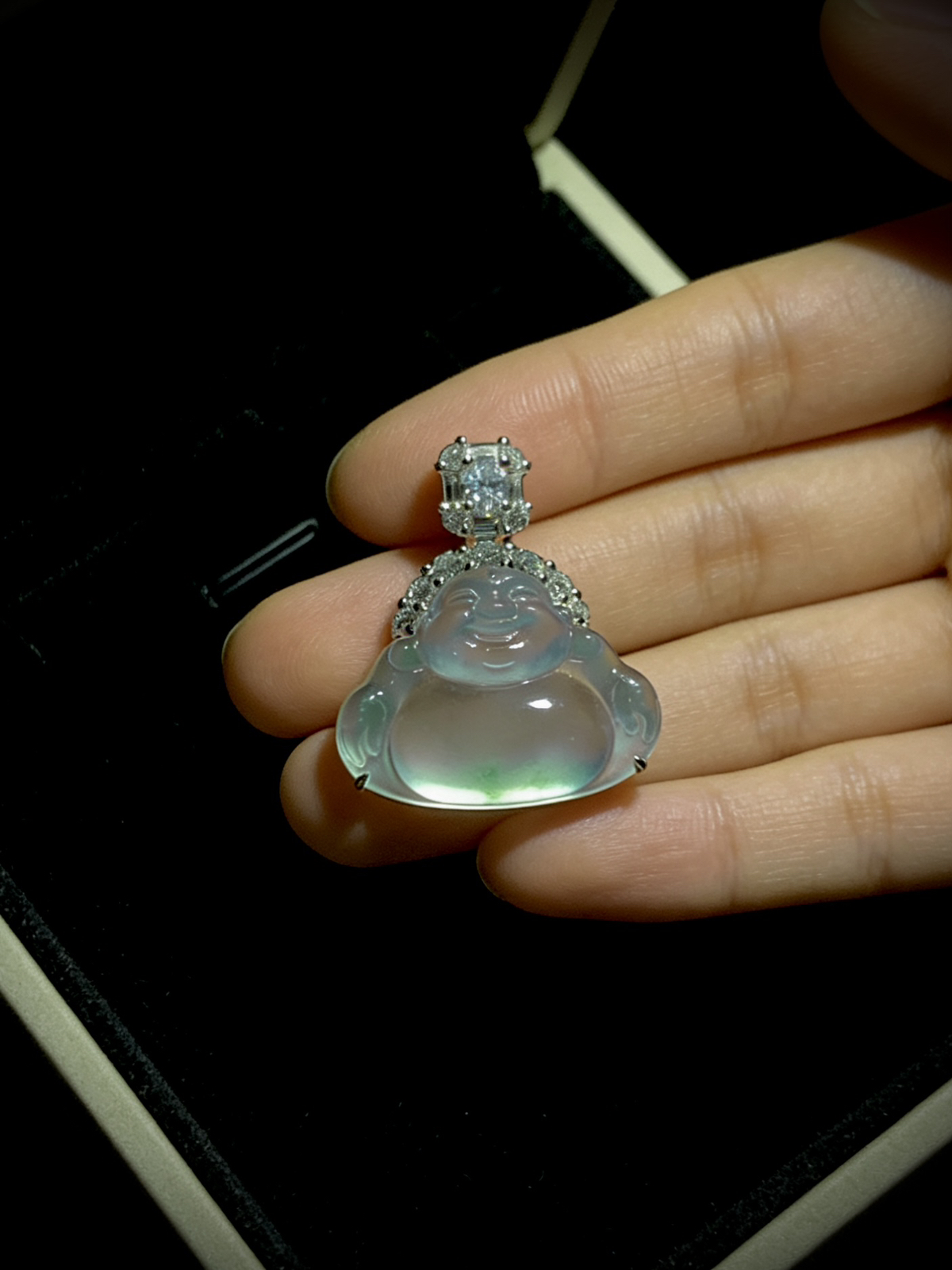 笑口常开弥勒佛，
裸石约18.6-13.5-5mm，
整体18.6-22-6.6mm，3.76g，
18K金，南非钻，不配含链