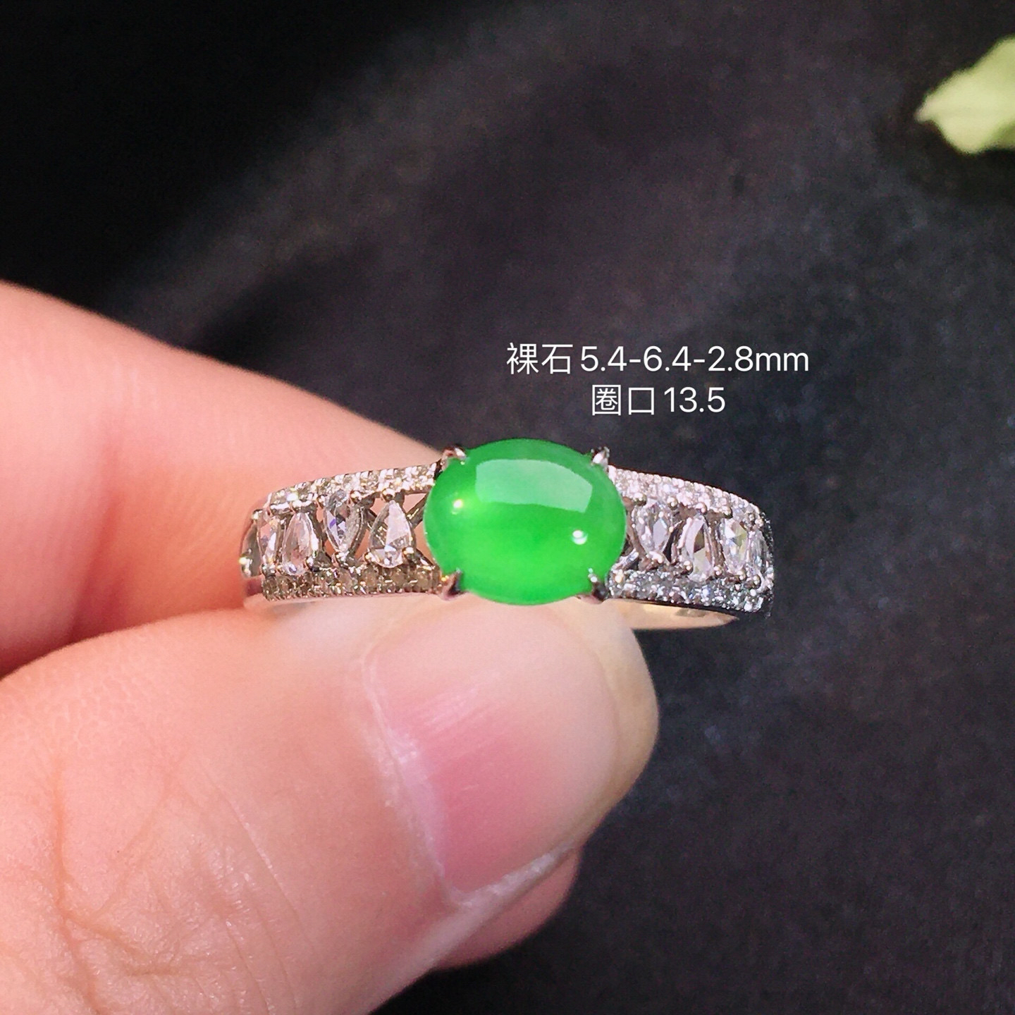 18k金镶嵌缅甸满绿翡翠蛋面戒指
