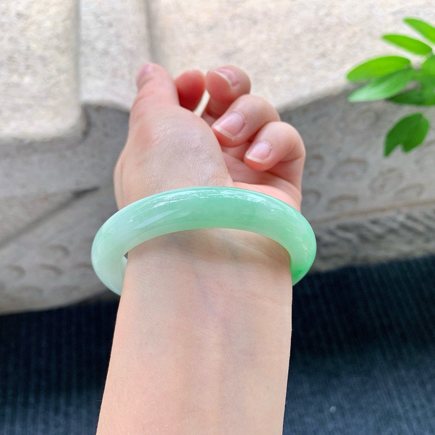 正圈53 54
【圈口】54.4/11.2/8
【描述】细糯飘绿，水润，种老，细腻，无纹裂！