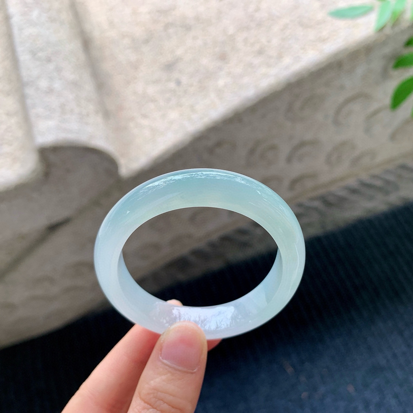 贵妃52 53
【圈口】53.5/45.8/10.8/7.3
【描述】糯冰晴底，水润，种老，细腻，无纹裂！