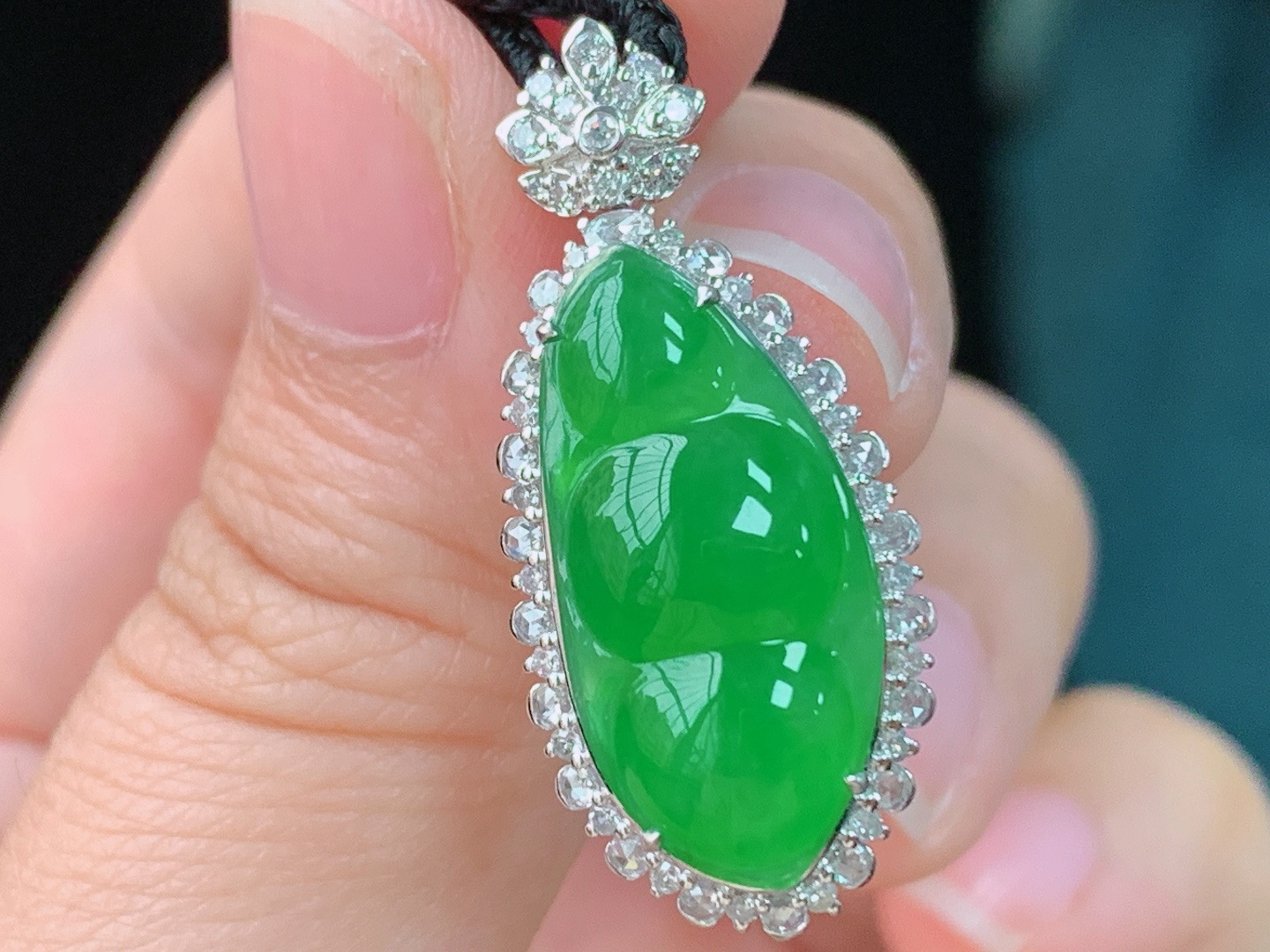 辣绿四季豆吊坠，18K重金镶嵌
种色兼备，水润细腻，
尺寸:29.7-13.4-9.2/裸石20.3