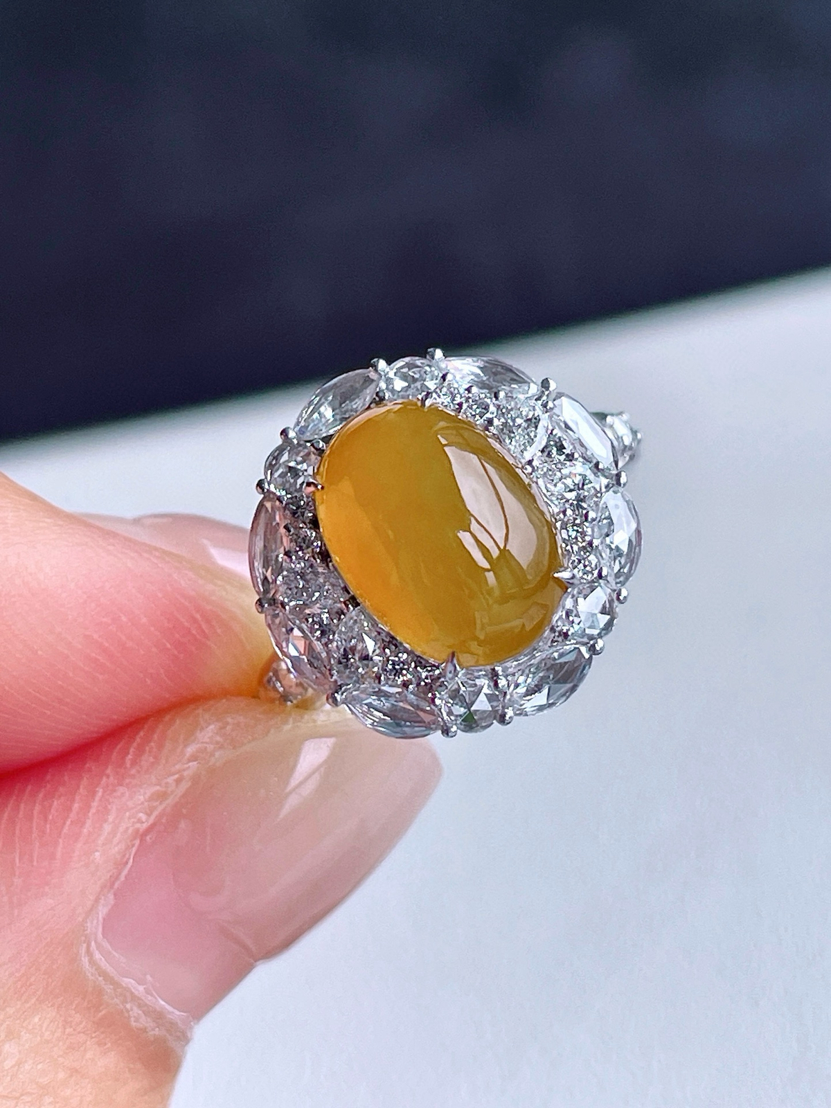 【镶嵌】高冰黄翡蛋面戒指 
【说明】缅料 18k金镶嵌 性价比高  
【整体】15.5-15.4-