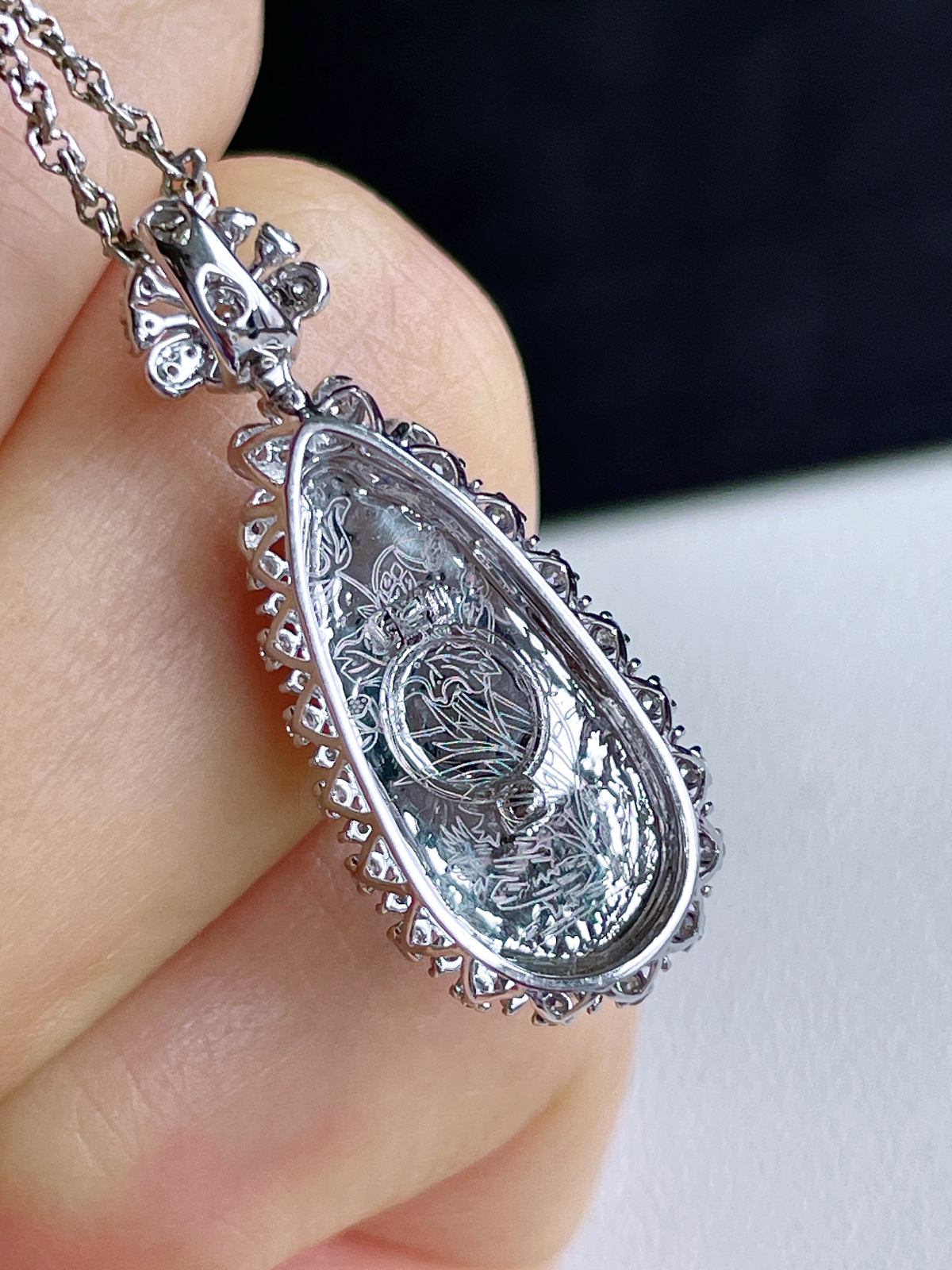 【镶嵌】冰黄翡福瓜吊坠  
【说明】缅料 18k金镶嵌 性价比高  
【整体】29.2-11.7-9
【裸石】18.7-8.5-3.8